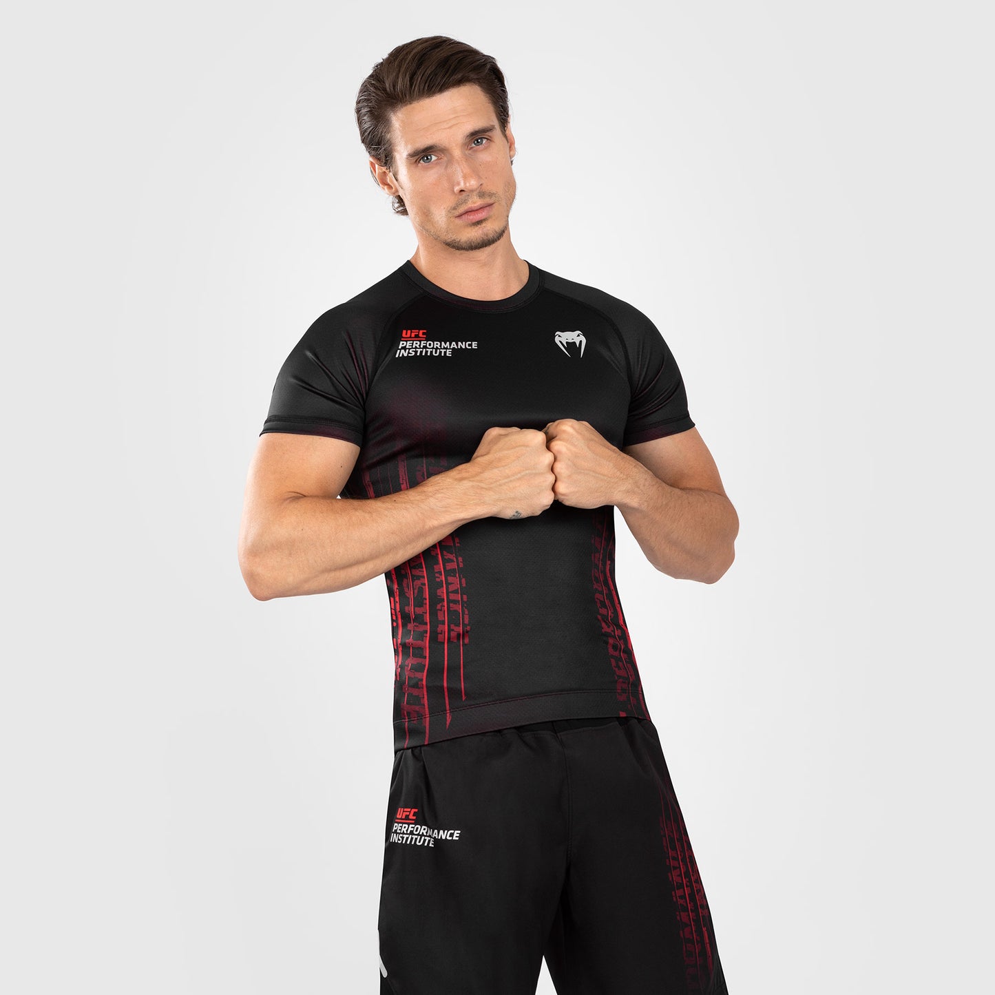 UFC Venum Performance Institute 2.0 남성용 반팔 래쉬가드 – 블랙/레드