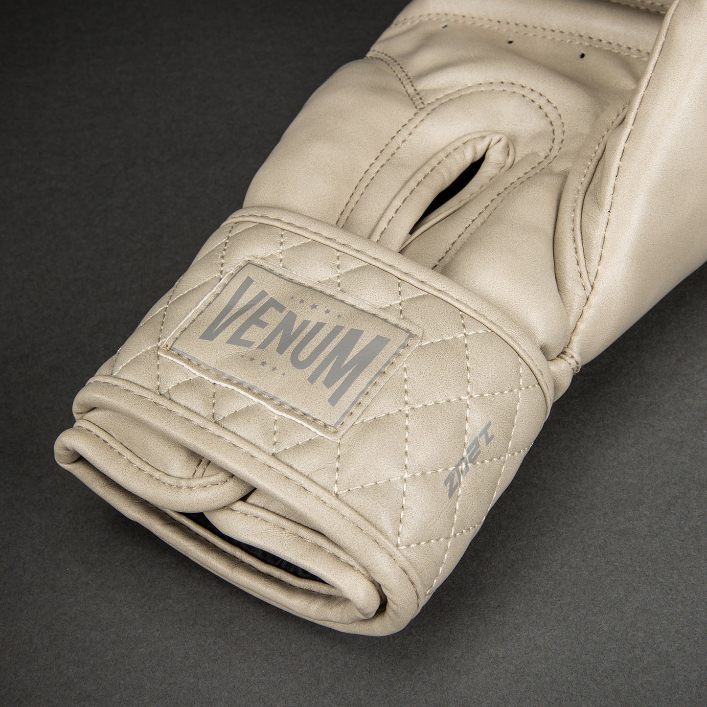 Venum Impact Classic 복싱 글러브 – 아이보리