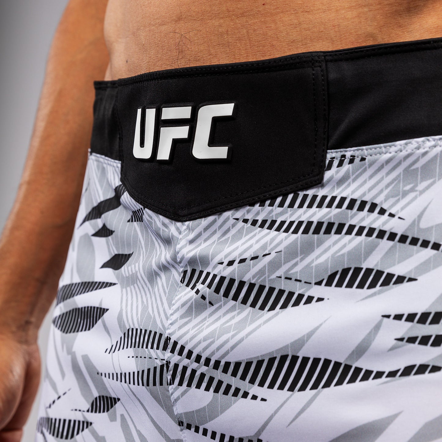 UFC Fusion by Venum Authentic Fight Night 남성용 파이트 쇼츠 – 숏 핏 – 화이트