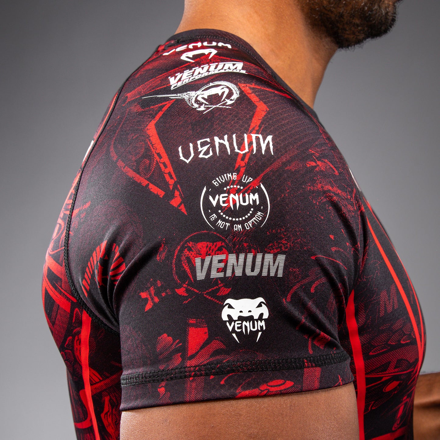 Venum 20th Anniversary 반팔 래쉬가드 – 블랙/레드