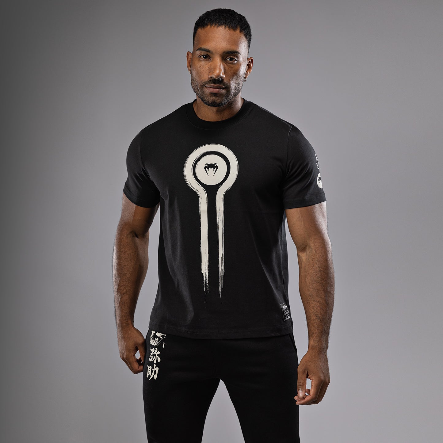 Venum x Assassin's Creed Shadows 티셔츠 – 블랙