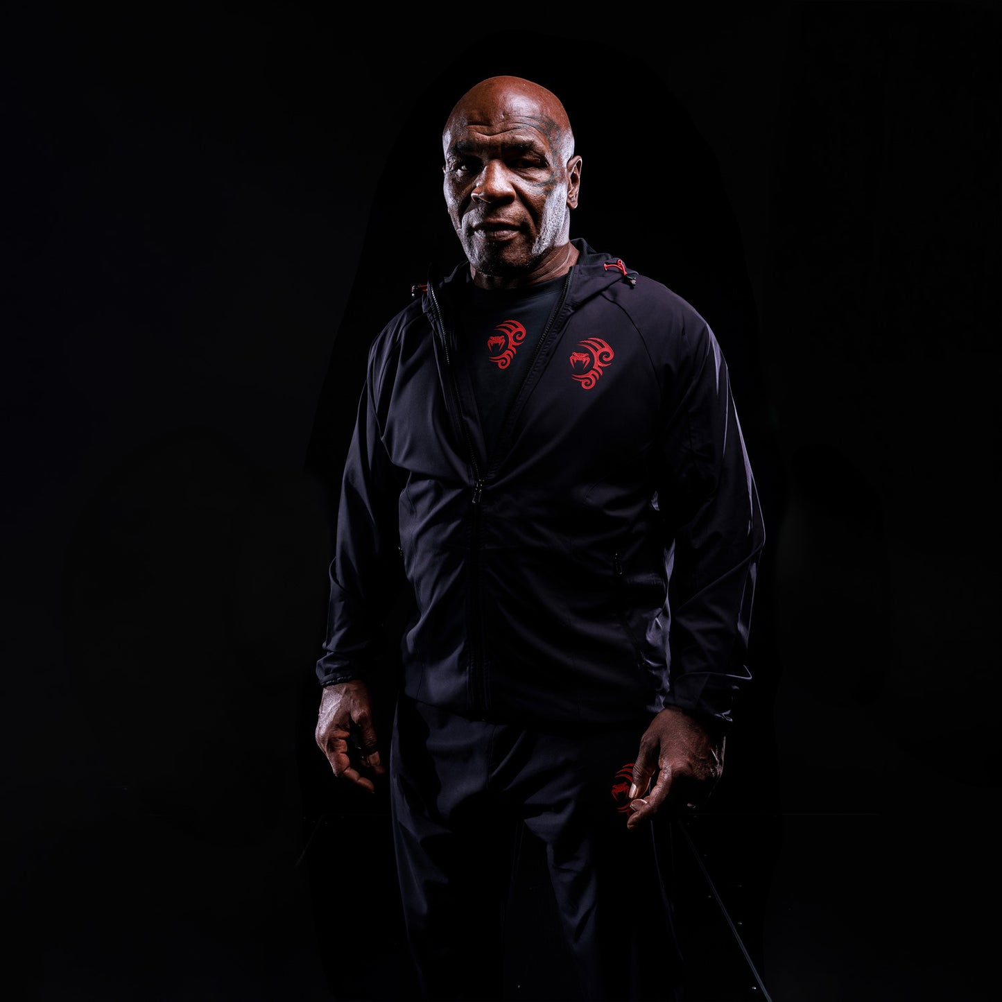 Venum x Mike Tyson: Tiger 트랙 자켓 – 딥 딥 블랙/인텐스 레드