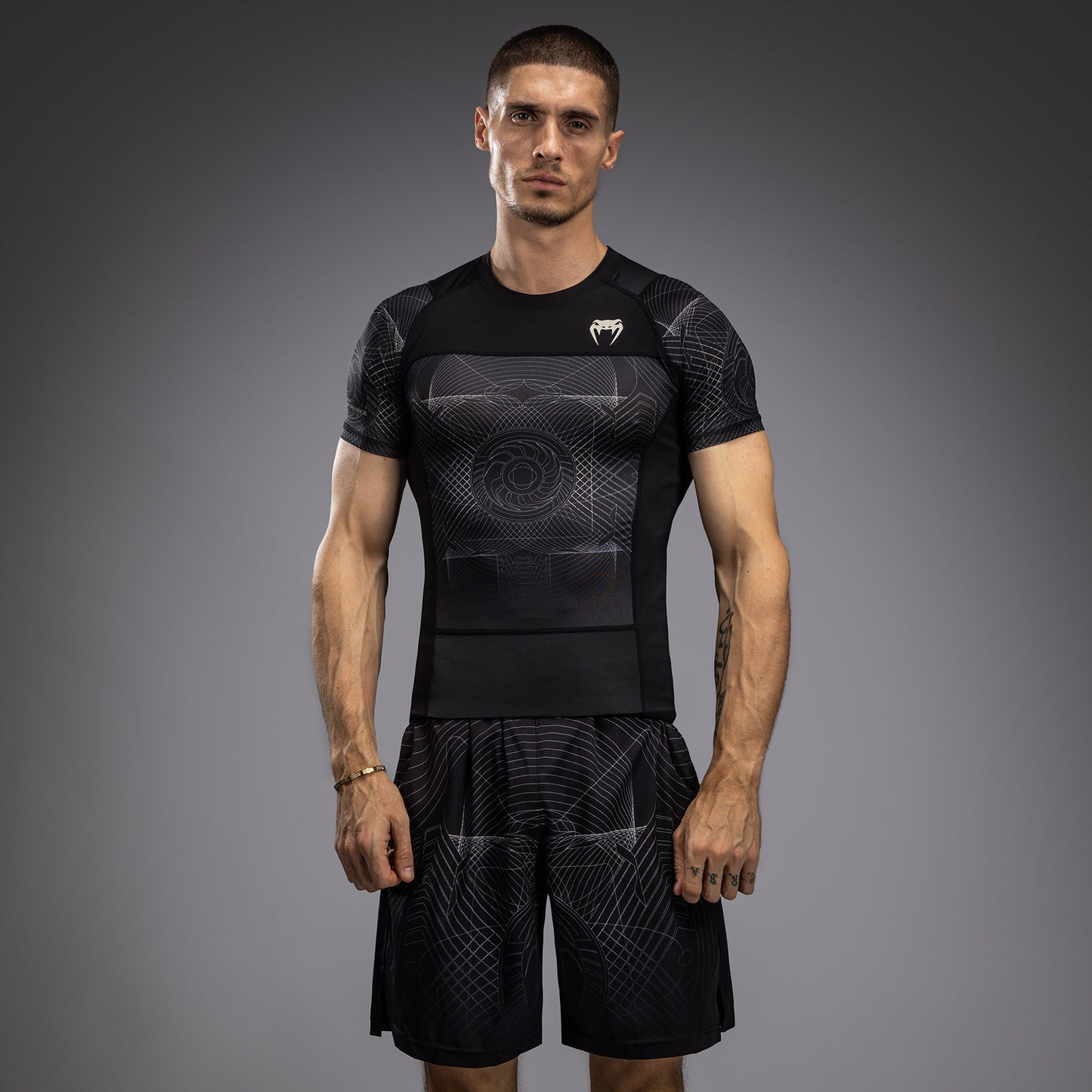 Venum G-Fit Air 남성용 반팔 래쉬가드 – 딥 블랙/데저트 샌드