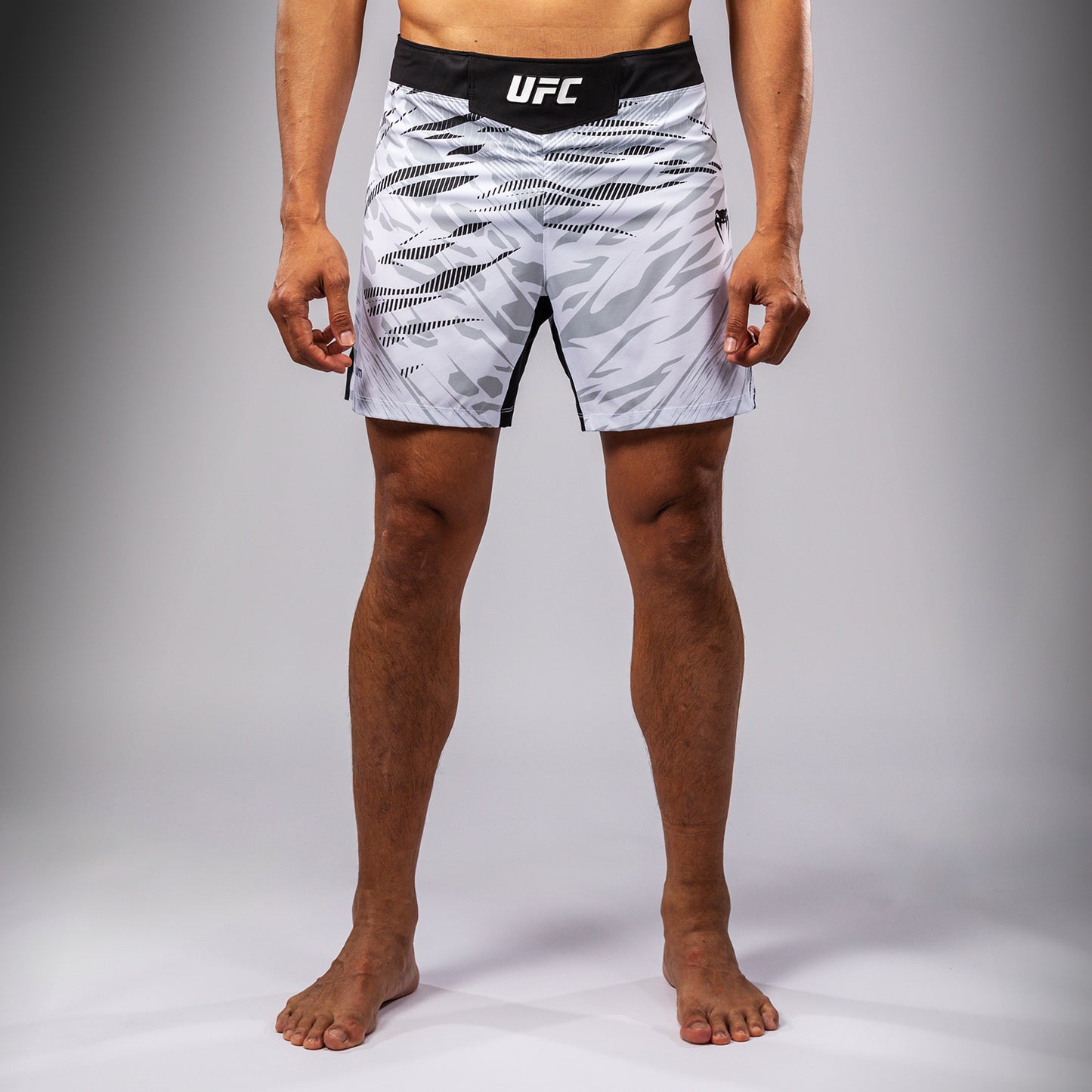 UFC Fusion by Venum Authentic Fight Night 남성용 파이트 쇼츠 – 숏 핏 – 화이트
