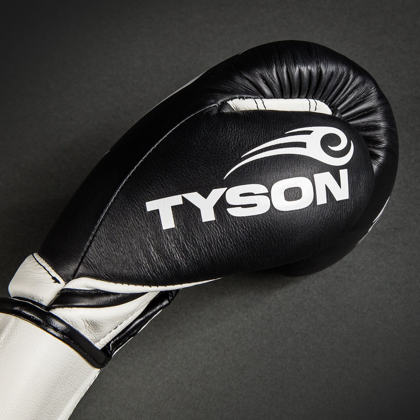 Venum Giant 2.0 Mike Tyson Pro 복싱 글러브 – 딥 블랙/옵티컬 화이트