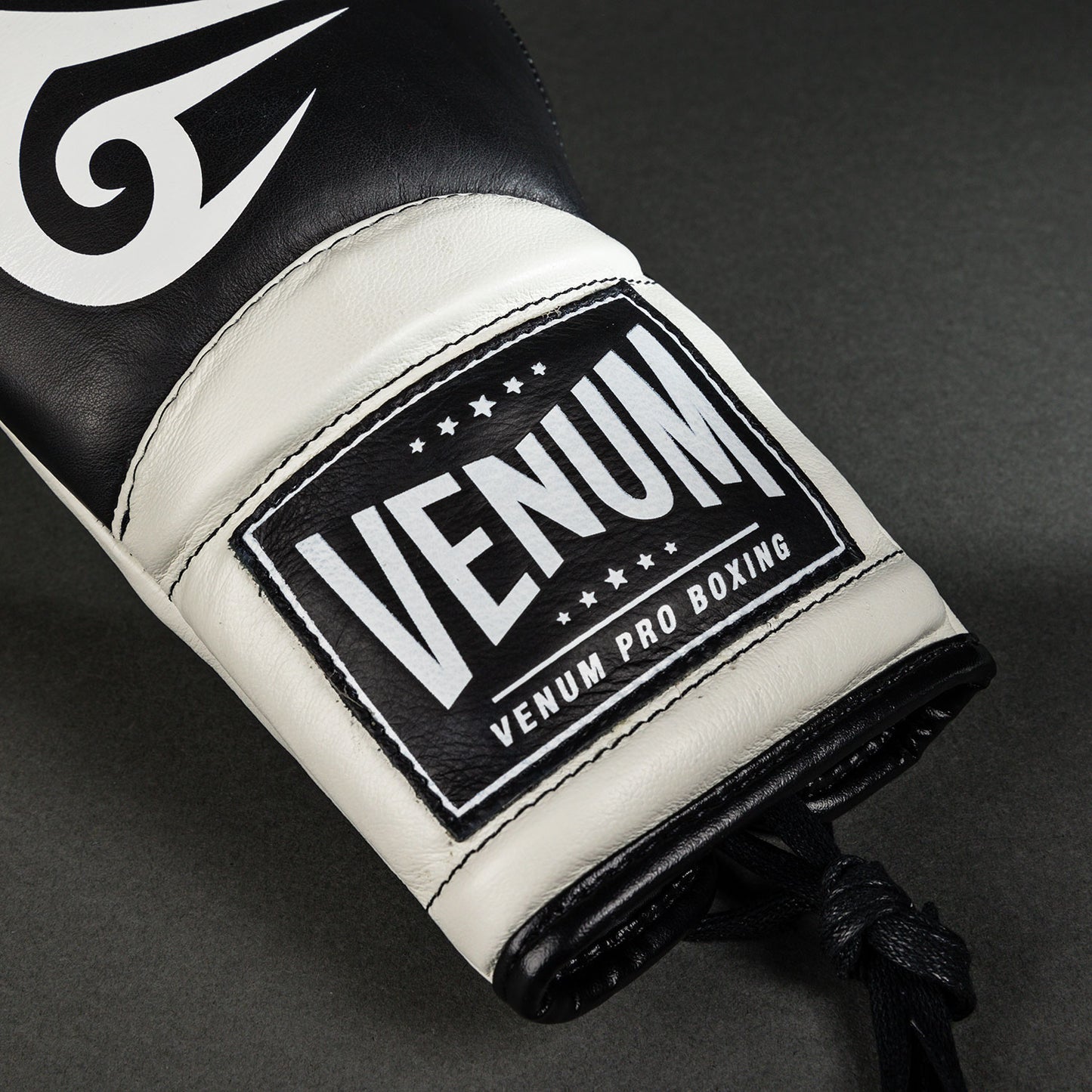 Venum Giant 2.0 Mike Tyson Pro 복싱 글러브 with Laces – 딥 블랙/옵티컬 화이트