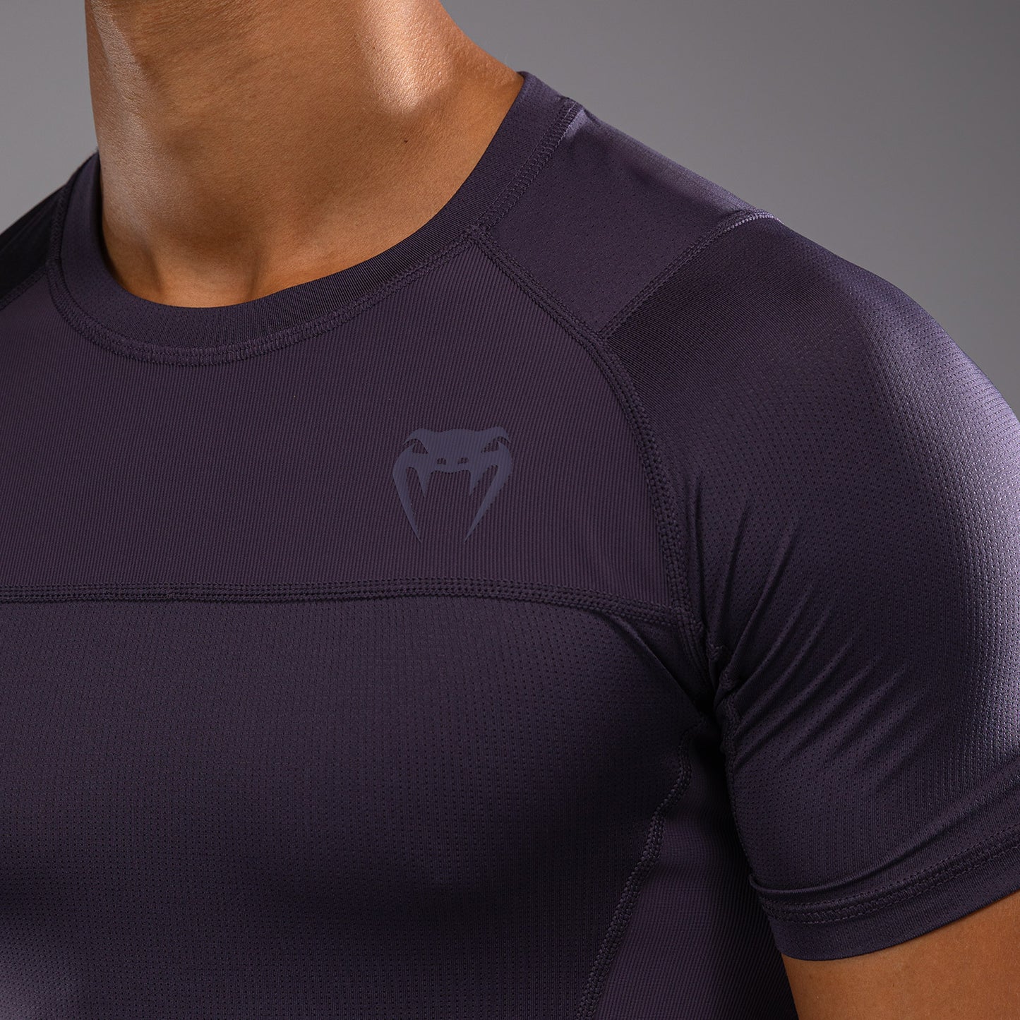 Venum G-Fit Air 남성용 반팔 래쉬가드 – 다크 퍼플