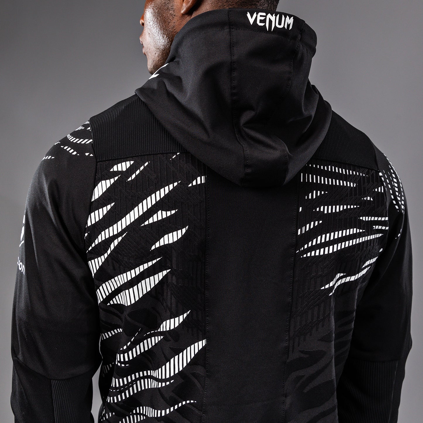 UFC Fusion by Venum Authentic Fight Night 남성용 워크아웃 후디 – 블랙