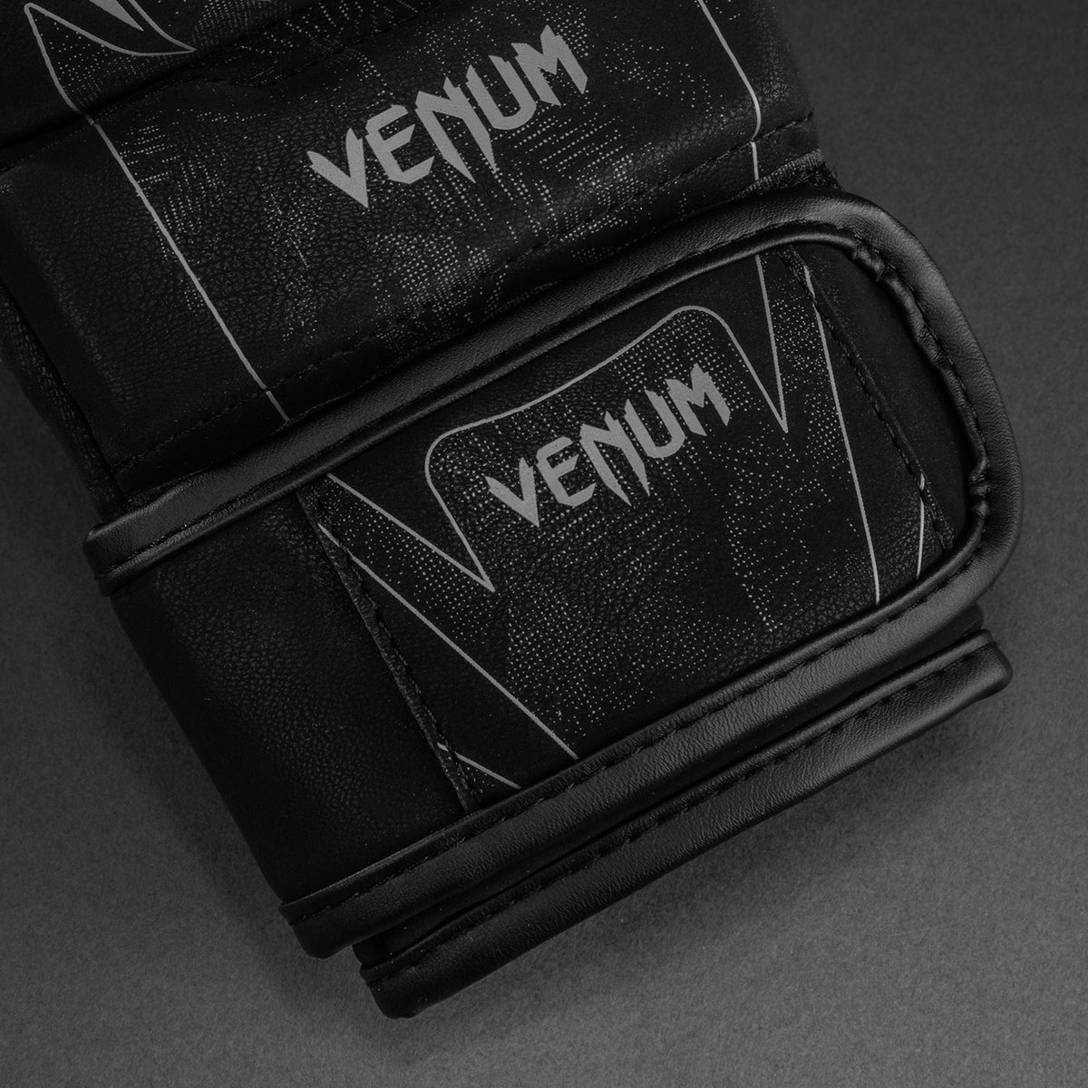 Venum Amazonia Reborn MMA 스파링 글러브 - 블랙/그레이