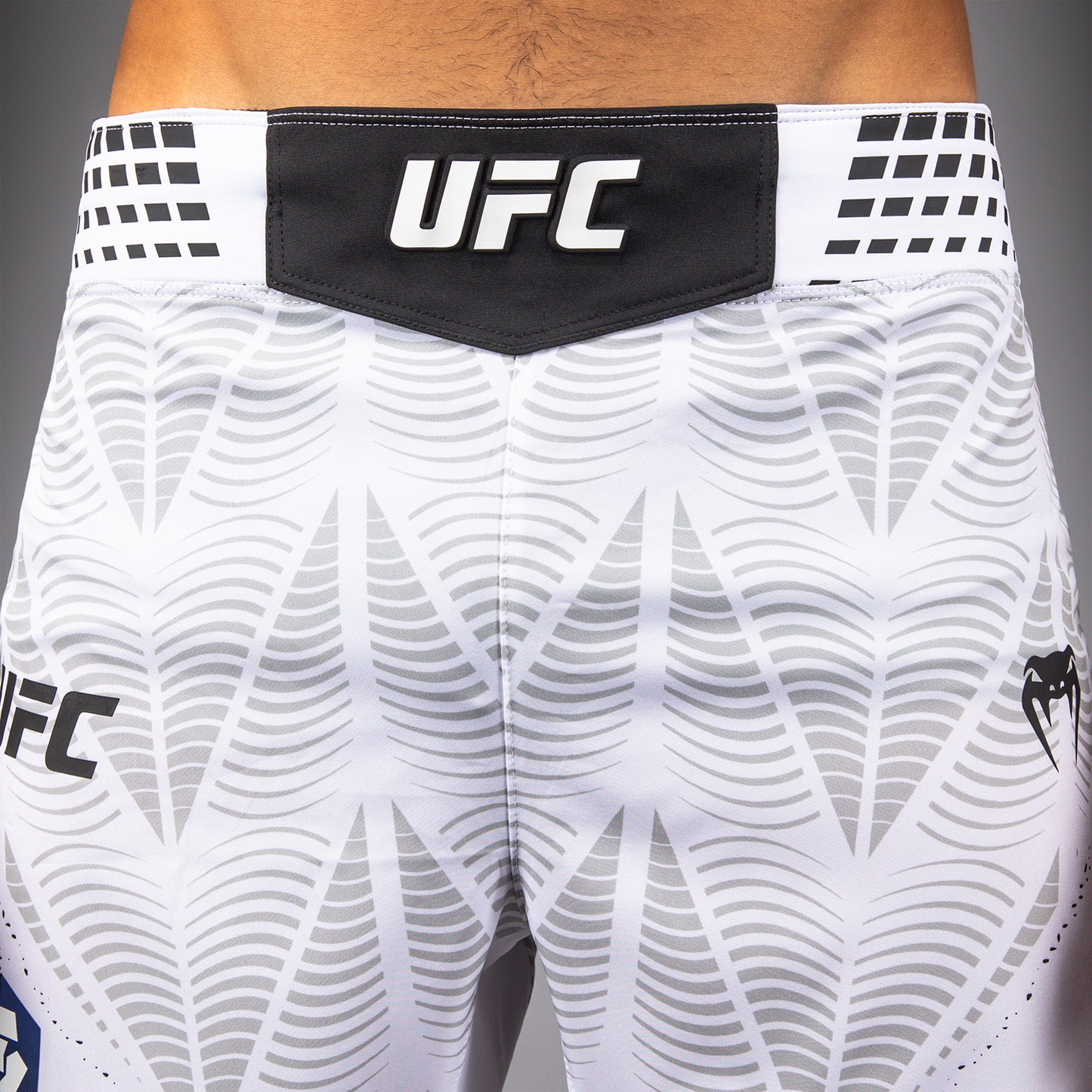 남성용 UFC Zenith by Venum 화이트 어센틱 파이트 나이트 쇼츠 핏 파이트 쇼츠