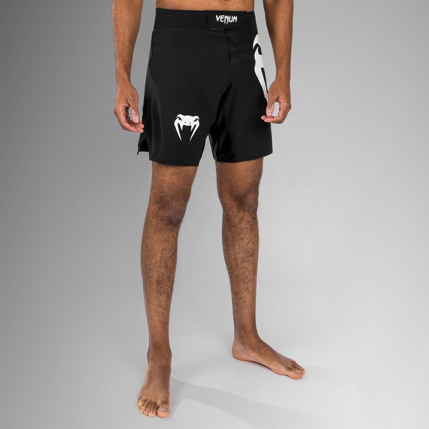 Venum Light 5.0 파이트 쇼츠 – 블랙/화이트