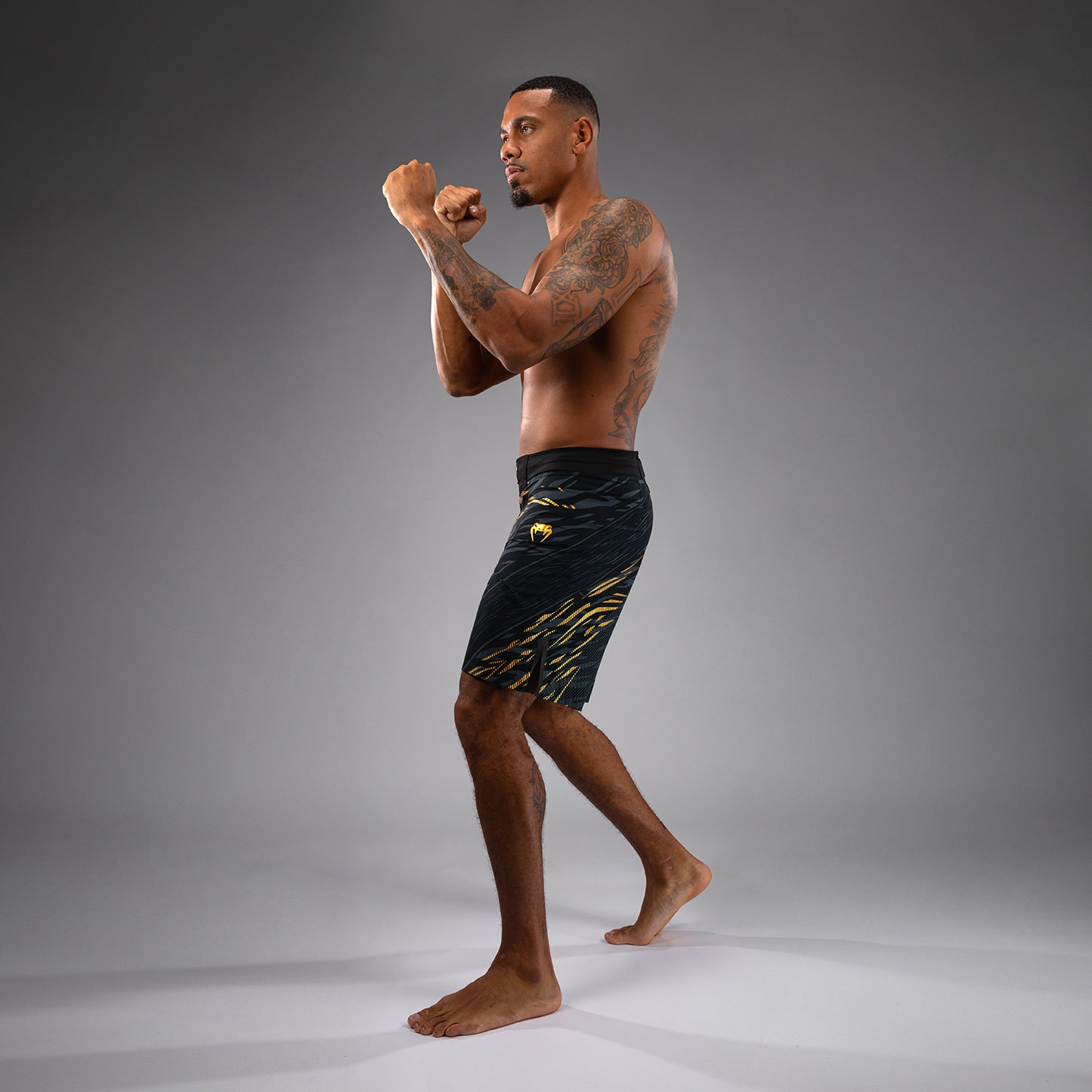 UFC Fusion by Venum Authentic Fight Night 남성용 파이트 쇼츠 – 롱 핏 – 챔피언