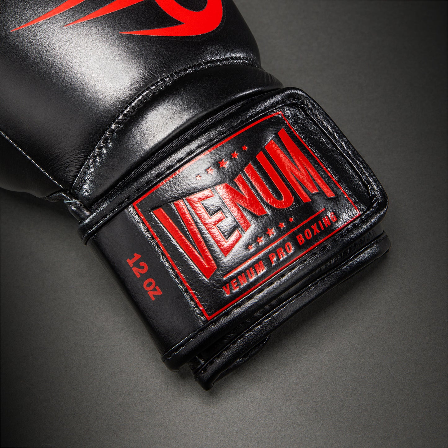 Venum Giant 2.0 Mike Tyson Pro 복싱 글러브 – 블랙/레드