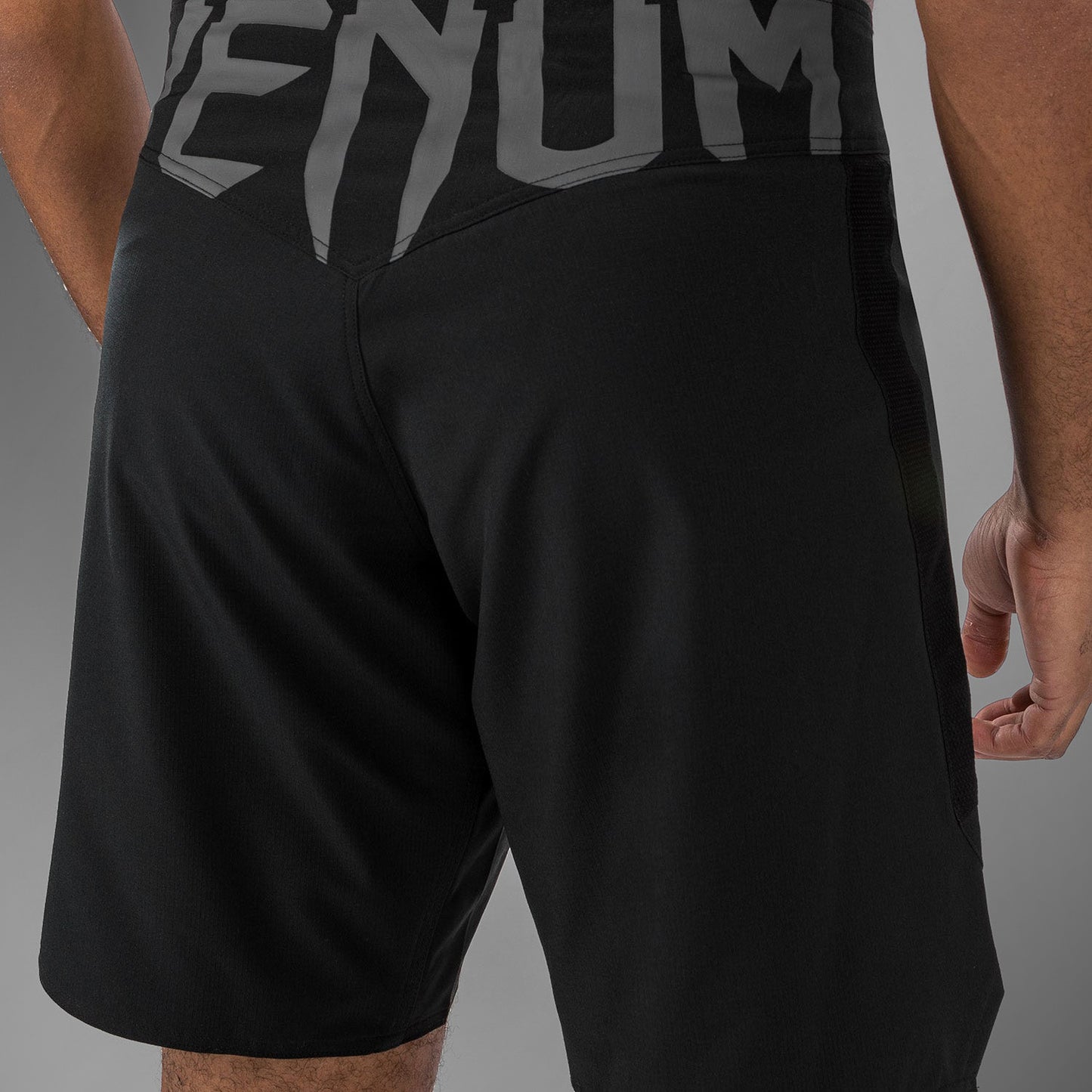 Venum Light 5.0 파이트 쇼츠 – 블랙/화이트
