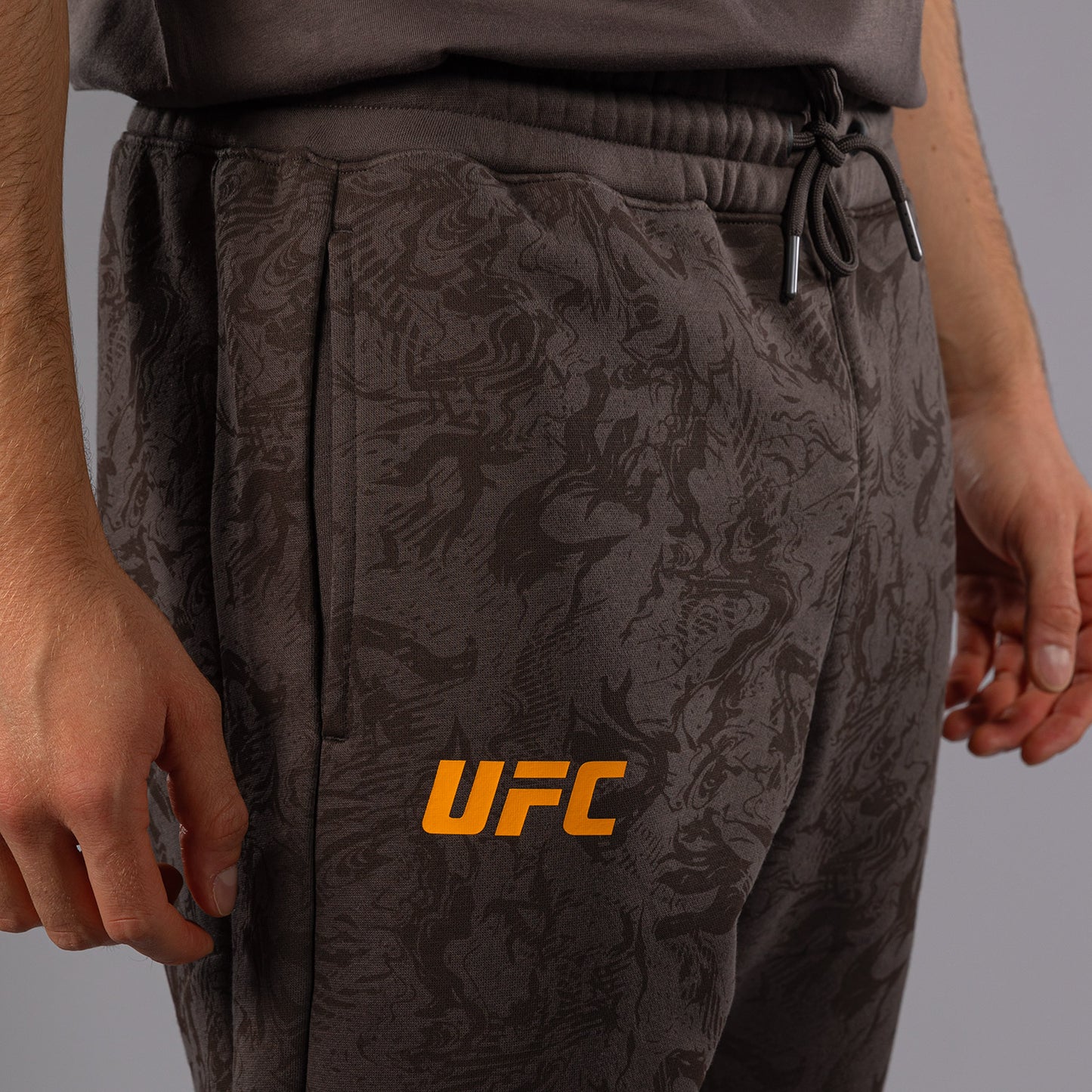UFC Fusion by Venum Fight Week 남성용 코튼 팬츠 – 어던 브라운