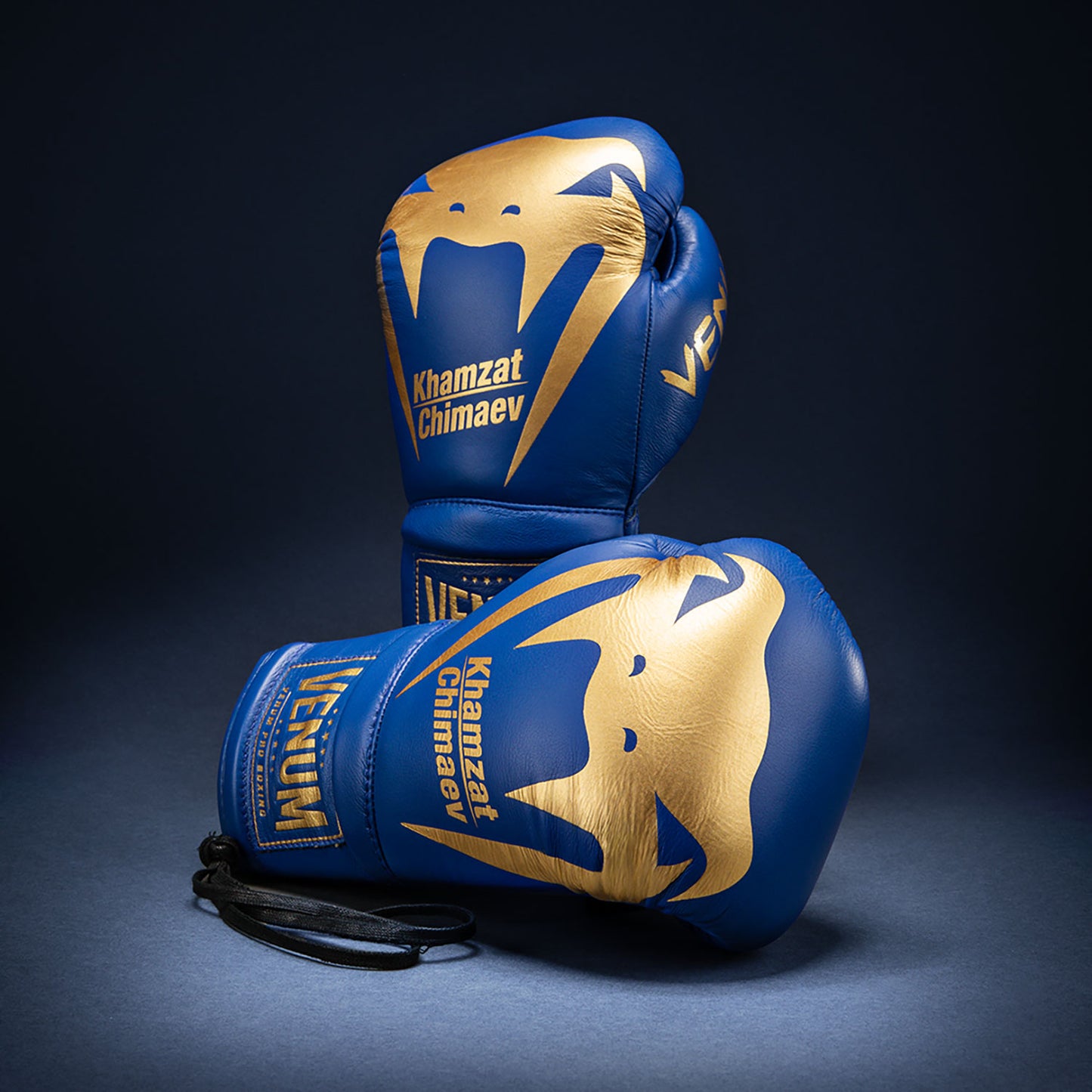 Venum Giant 2.0 Khamzat Chimaev Pro 복싱 글러브 – 블루–골드