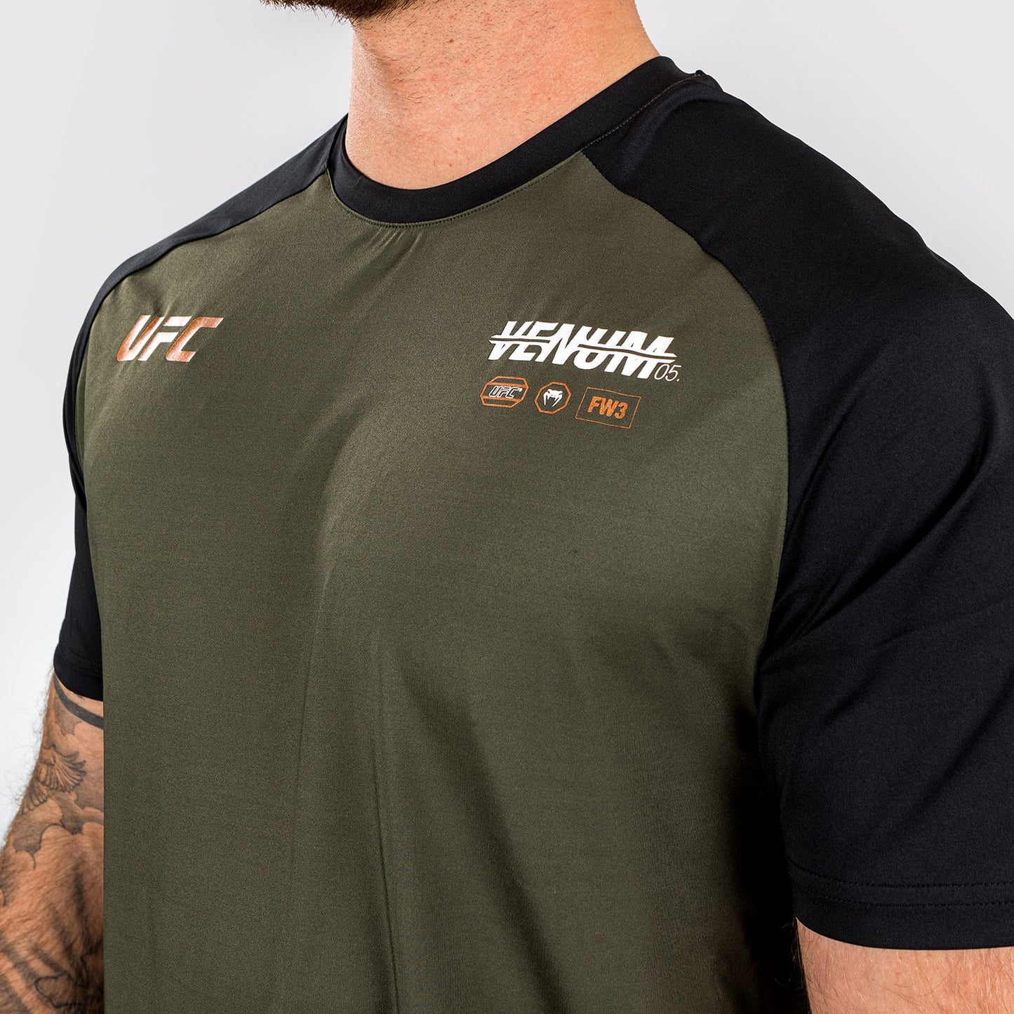 UFC Adrenaline by Venum Fight Week 남성용 드라이 테크 티셔츠 – 카키/브론즈