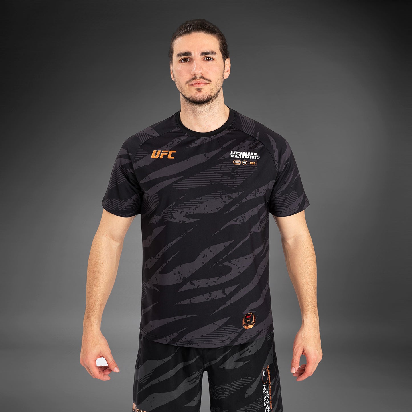 UFC Adrenaline by Venum 남성용 파이트 위크 드라이 테크 티셔츠 – 어반 카모