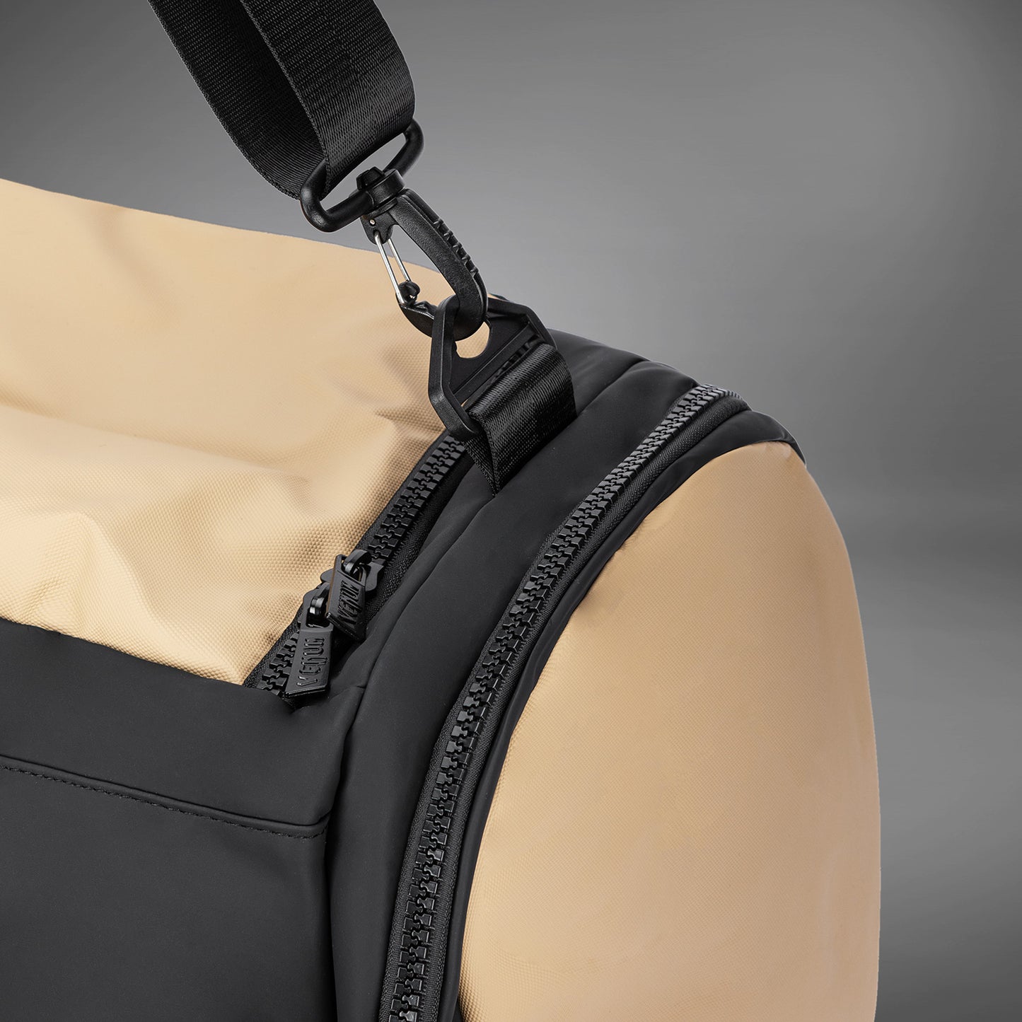 Venum Evo 2 Trainer Lite 더플 백 (55-63L) – 블랙/샌드