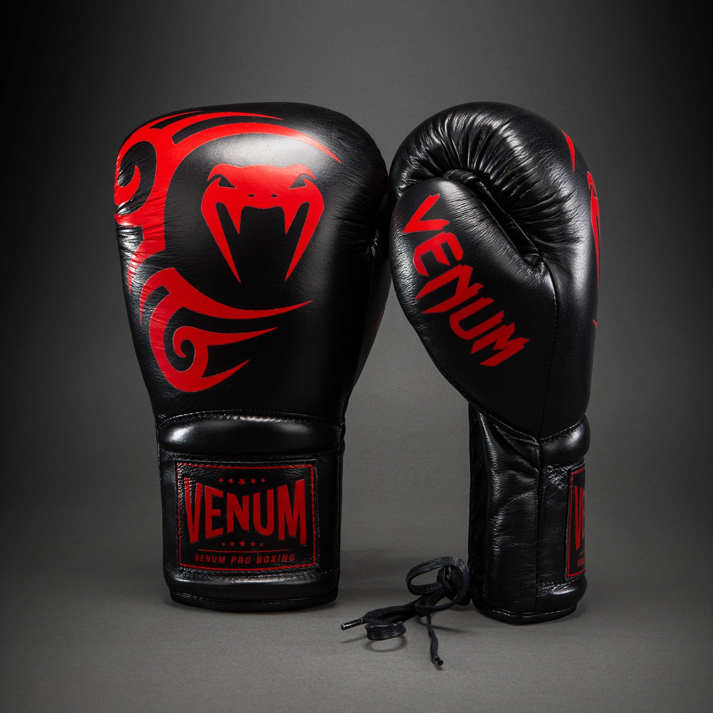 Venum Giant 2.0 Mike Tyson Pro 복싱 글러브 레이스 포함 – 블랙/레드