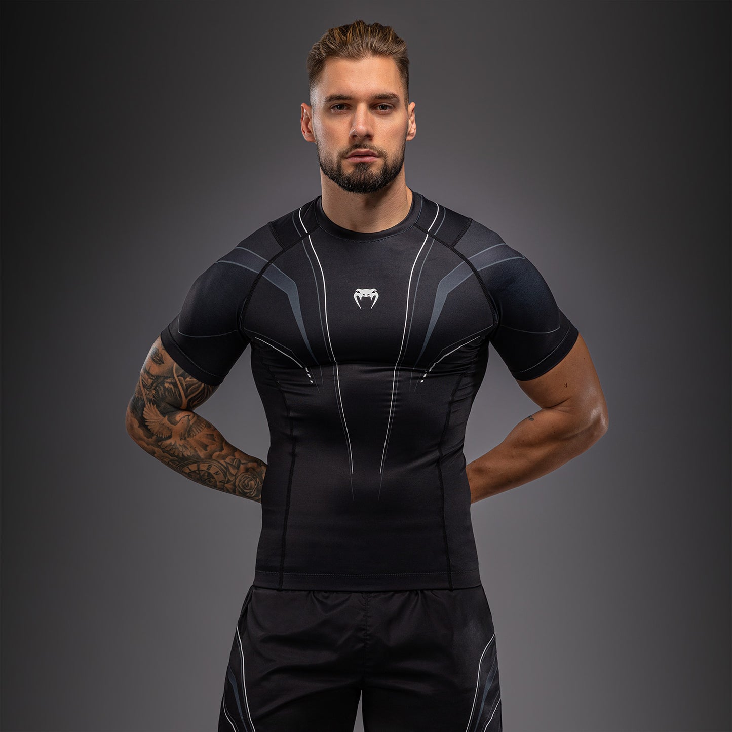 Venum Streamline 스트림라인 반팔 래쉬가드 – 블랙/화이트