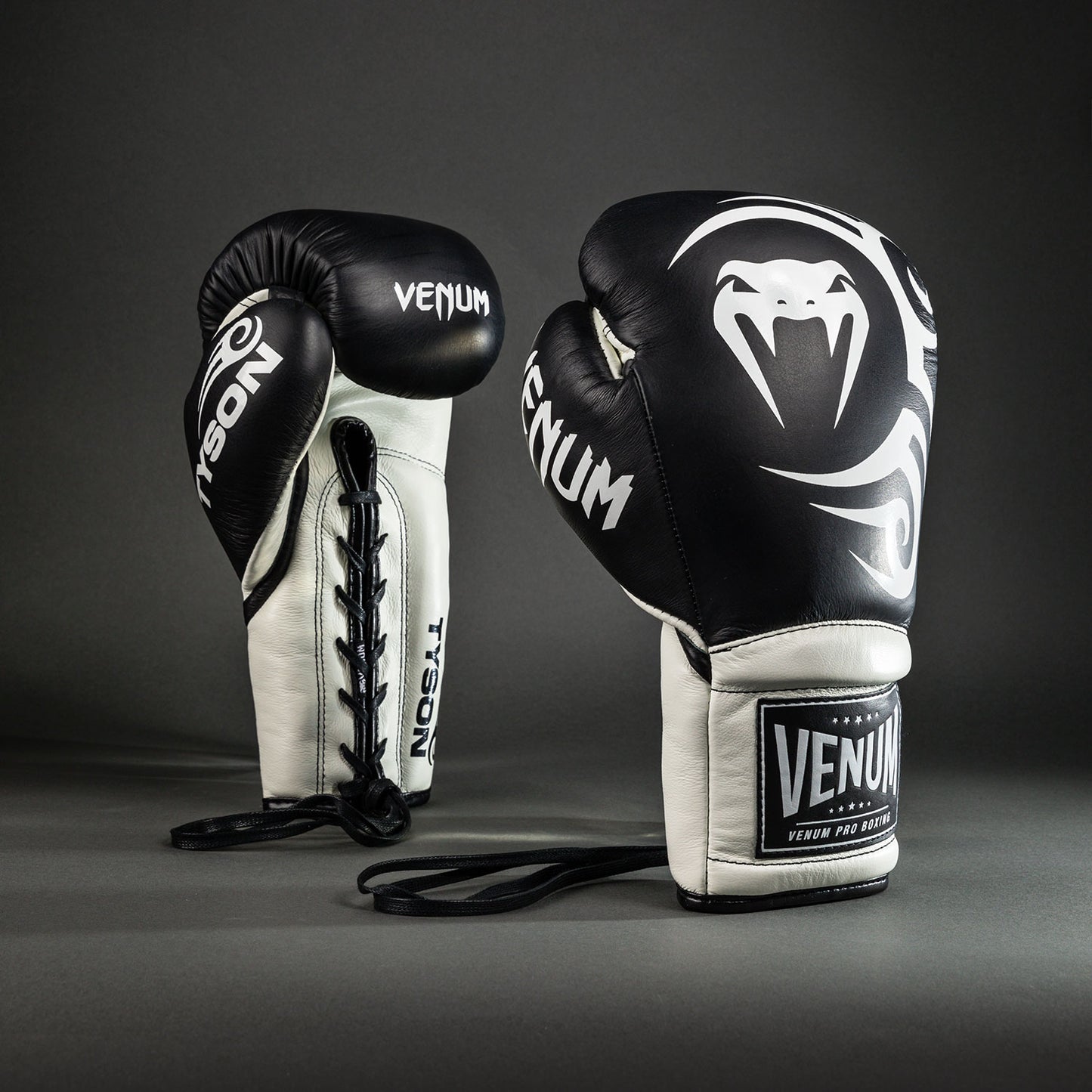 Venum Giant 2.0 Mike Tyson Pro 복싱 글러브 with Laces – 딥 블랙/옵티컬 화이트