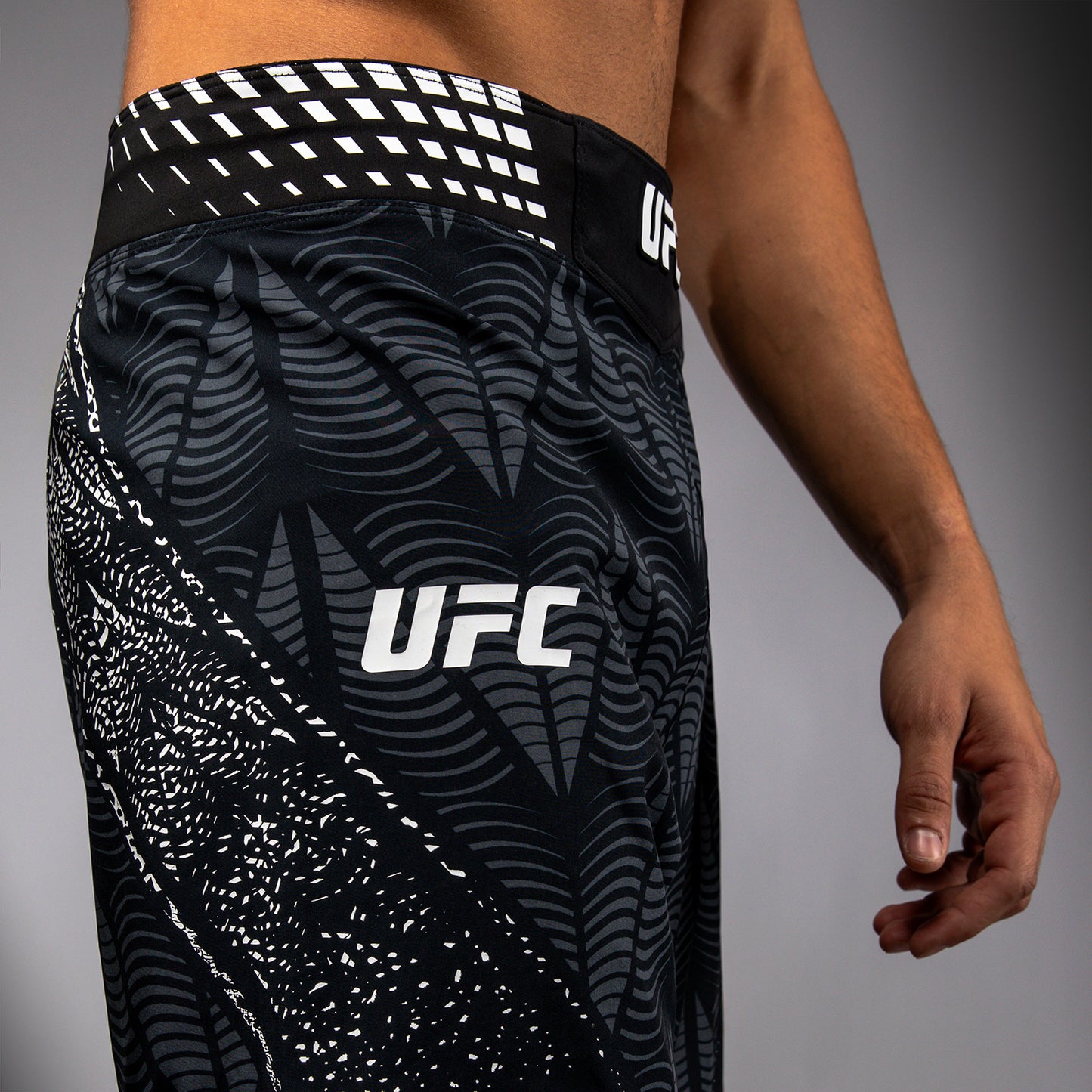 남성용 UFC Zenith by Venum 블랙 오센틱 파이트 나이트 롱 핏 파이트 쇼츠