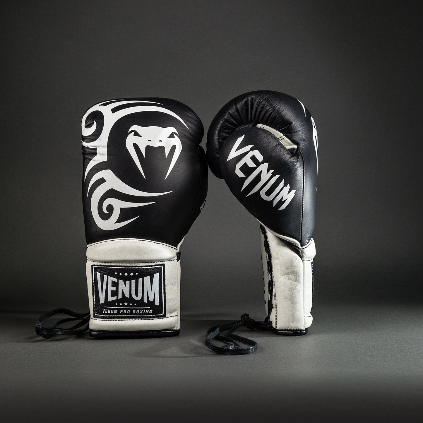 Venum Giant 2.0 Mike Tyson Pro 복싱 글러브 with Laces – 딥 블랙/옵티컬 화이트