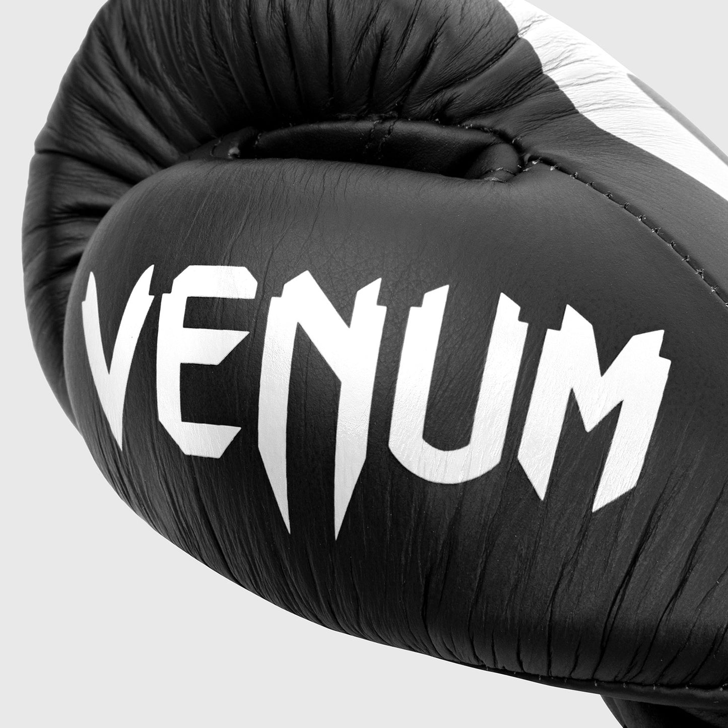 Venum Giant 2.0 프로 복싱 글러브 – 레이스 포함