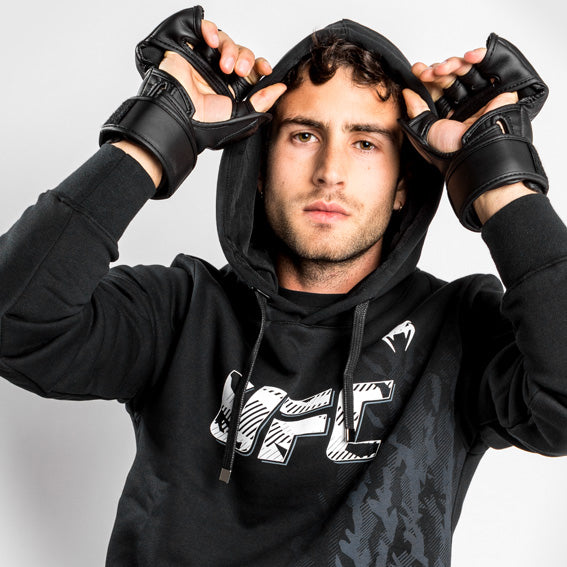 UFC Venum Authentic Fight Week 남성용 풀오버 후디 – 블랙