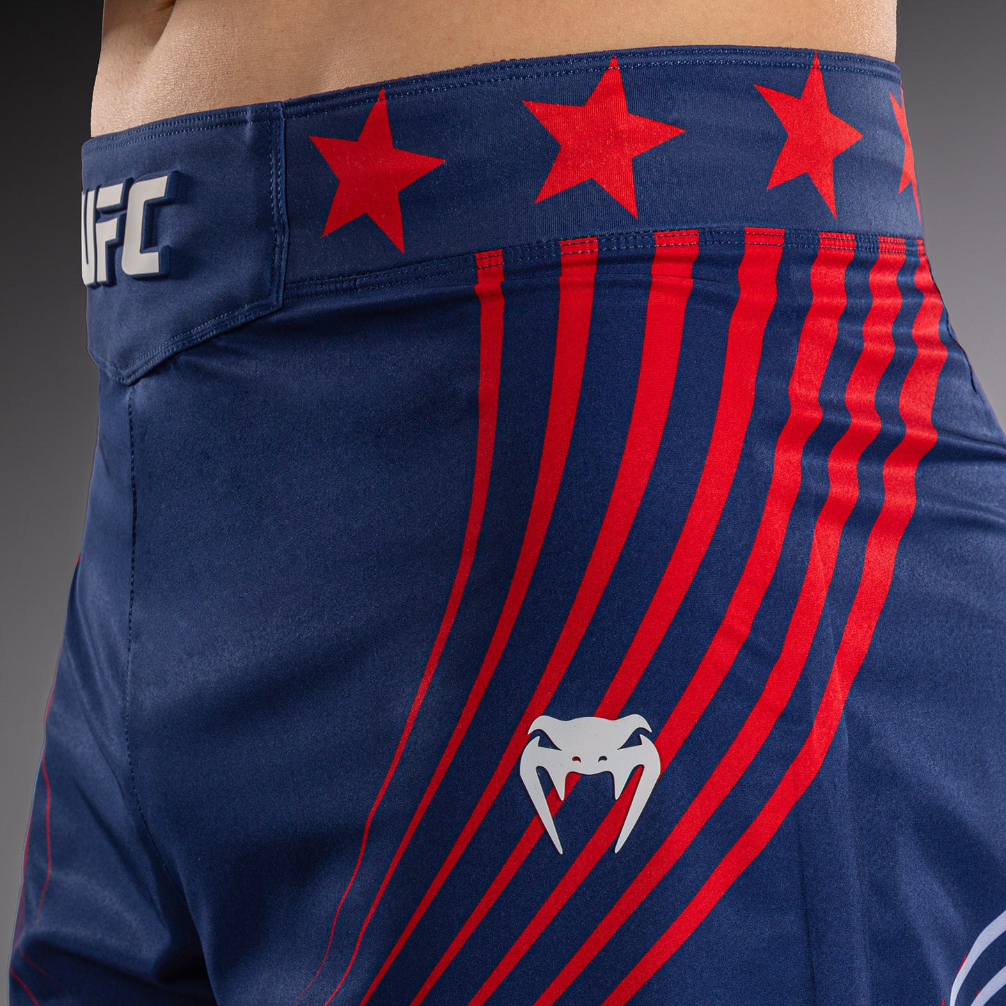 Official UFC Freedom 250 by Venum 남성용 Authentic Fight Night 파이트 쇼츠 롱 핏 - 블루