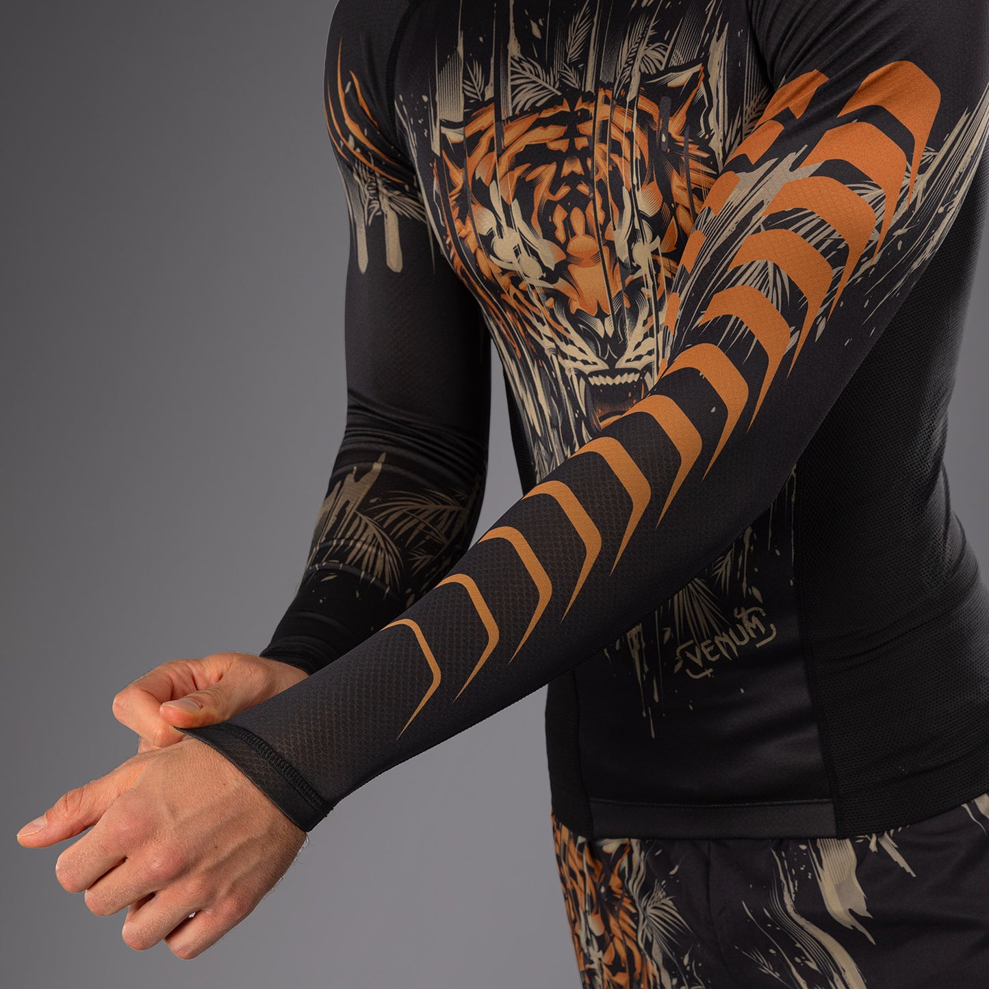 Venum Tiger 남성용 긴팔 래쉬가드 – 블랙/네온 오렌지