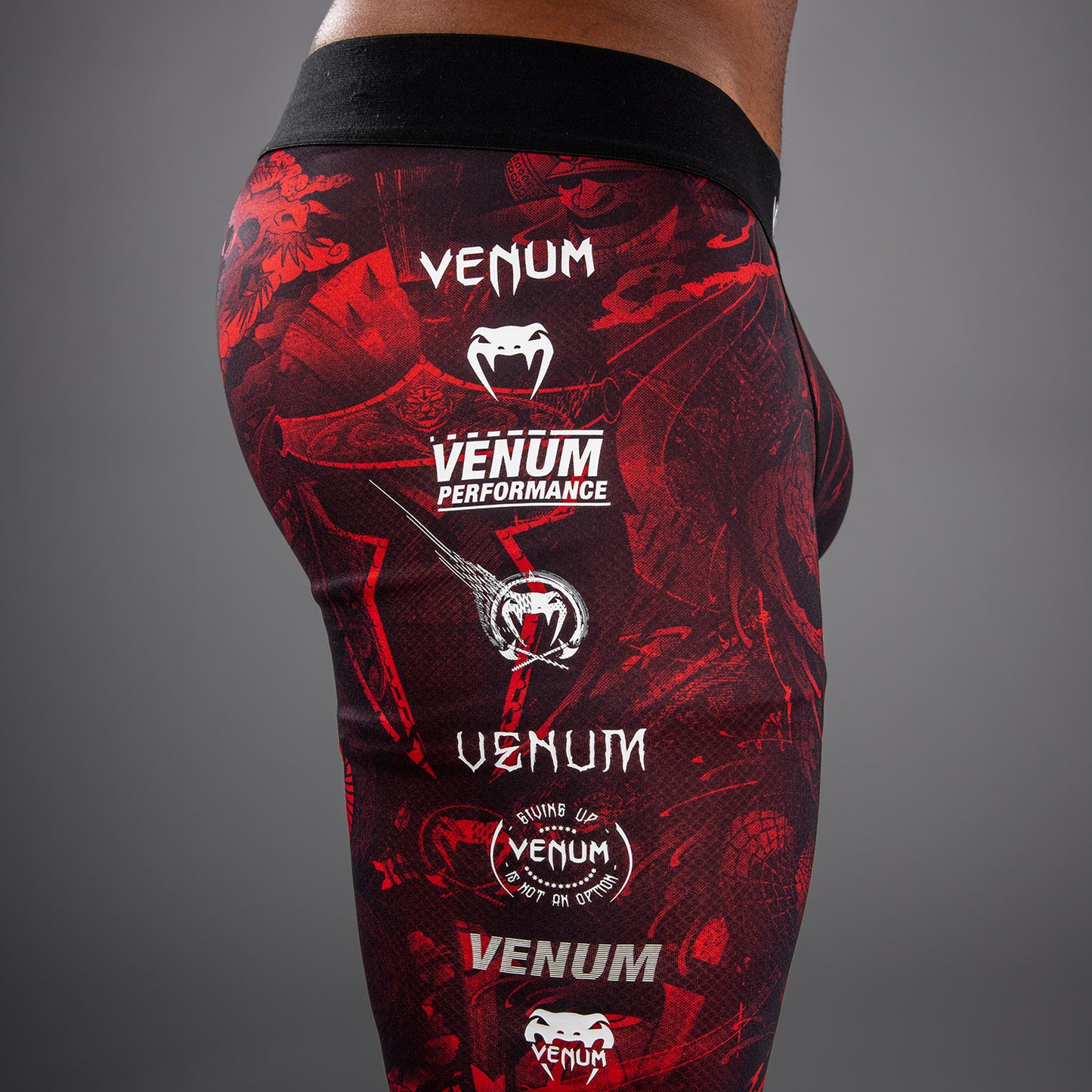 Venum 20주년 스패츠 – 블랙/레드