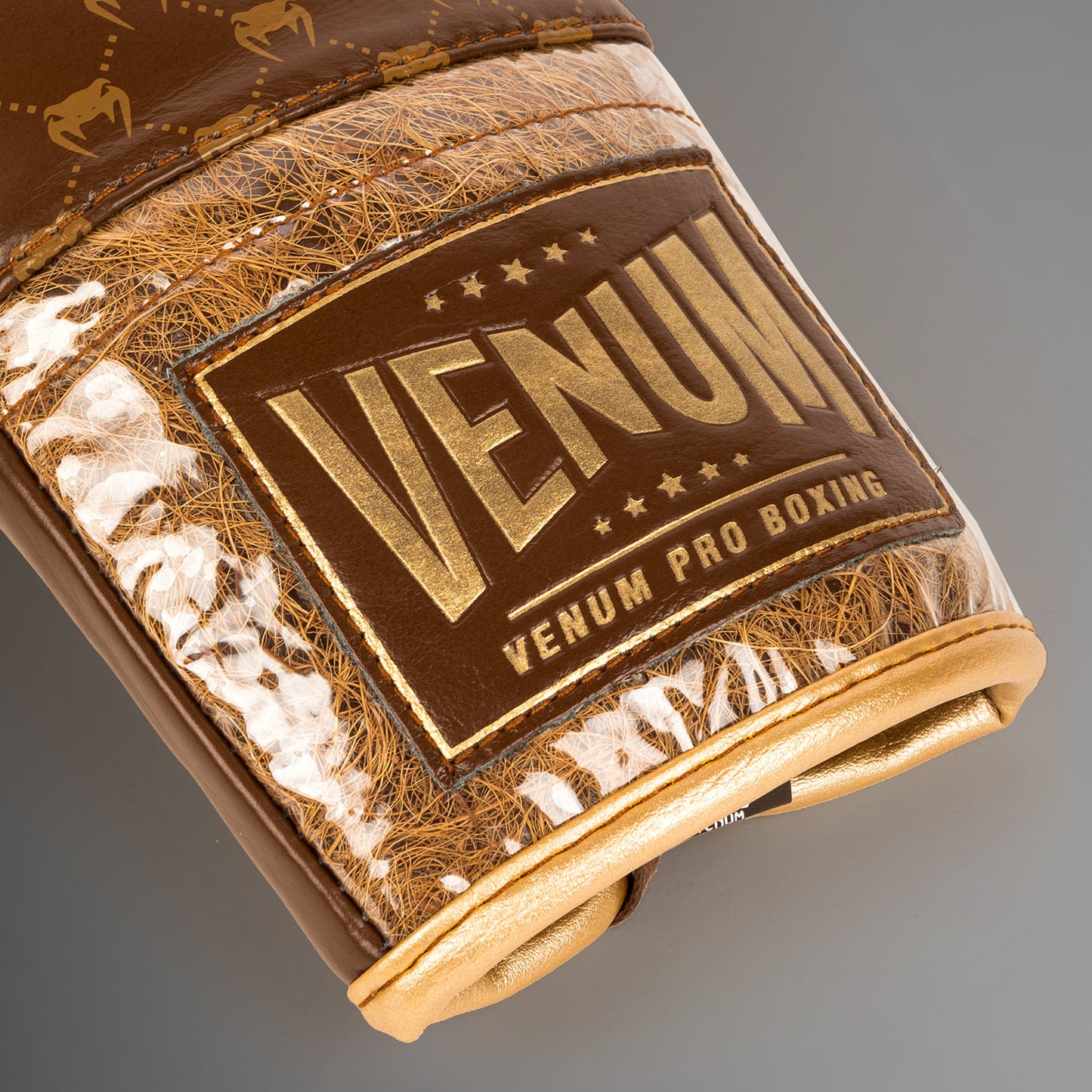 Venum Coco Monogram Pro 레이스업 복싱 글러브 – 그리즐리 브라운