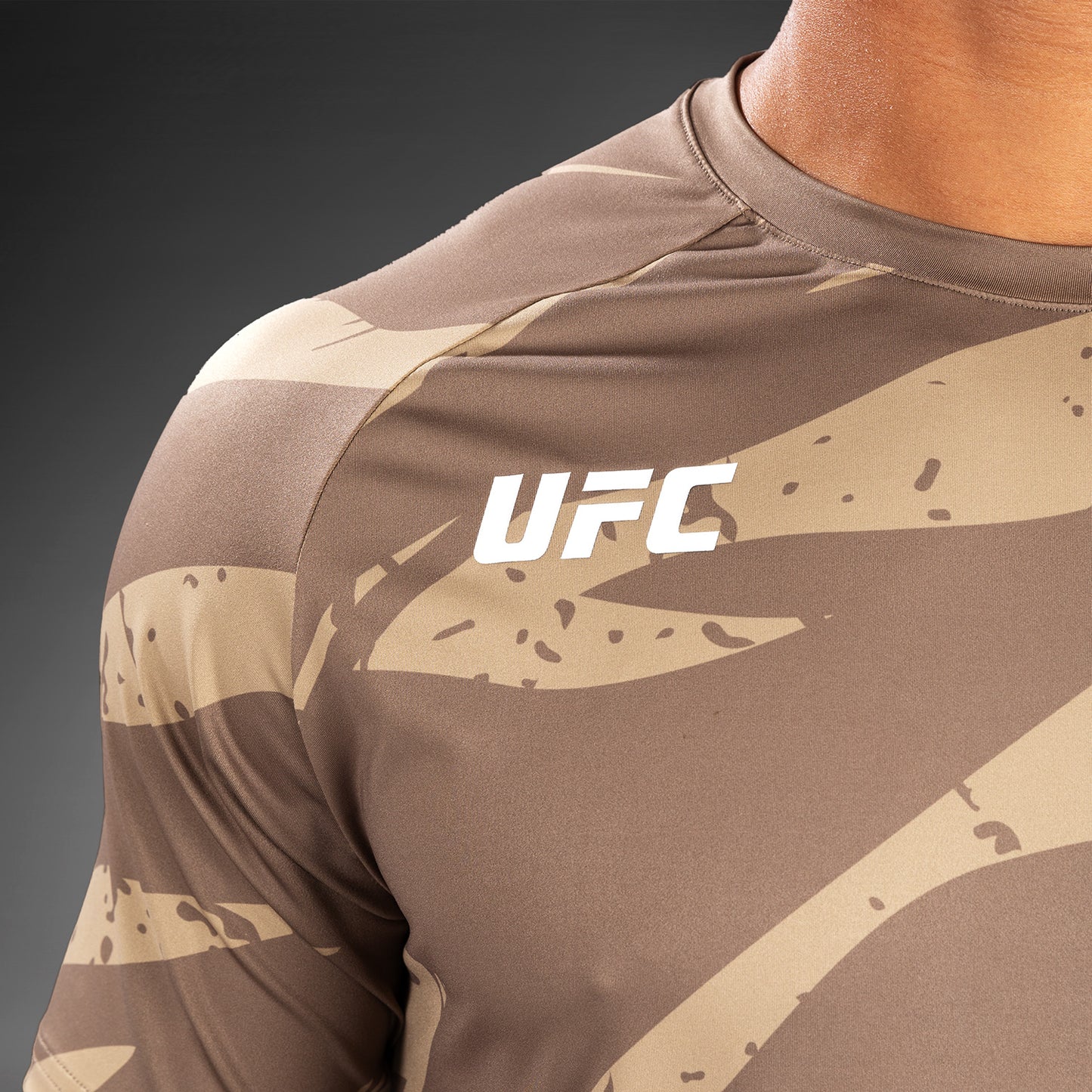 UFC Adrenaline by Venum 남성용 파이트 위크 드라이 테크 티셔츠 – 샌드 카모