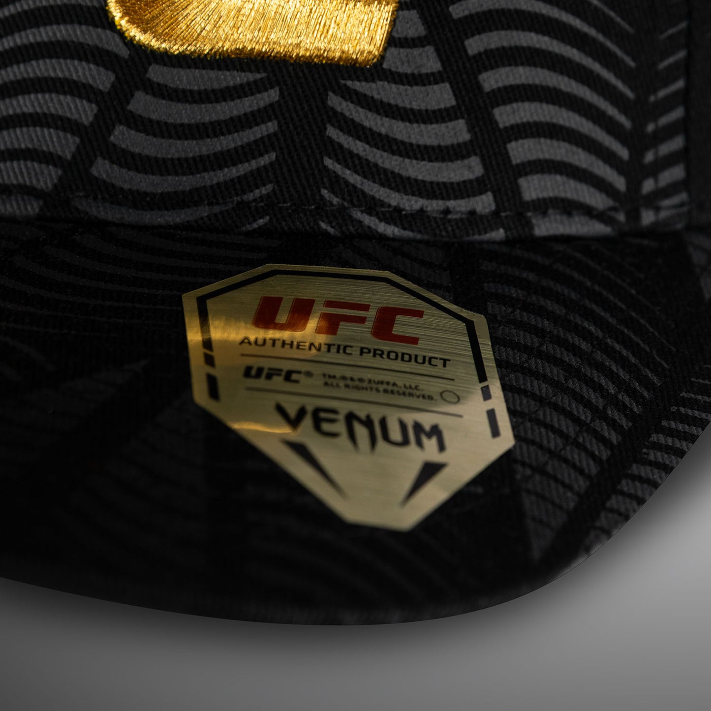 UFC Zenith by Venum 오센틱 파이트 나이트 캡 – 블랙/골드
