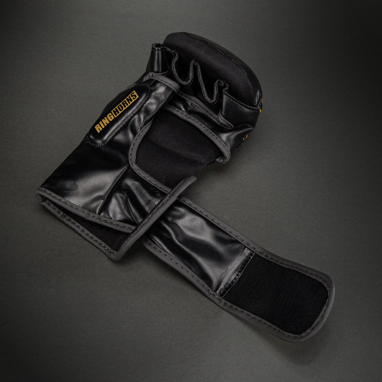 Ringhorns Charger by Venum MMA 스파링 글러브 – 블랙/골드
