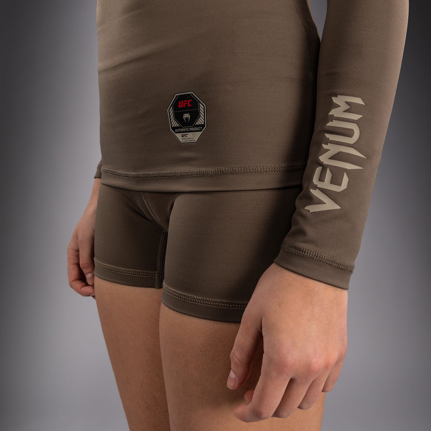 Venum UFC Unity by Venum Authentic Fight Week 여성 기능성 긴팔 래쉬가드 - 브라운