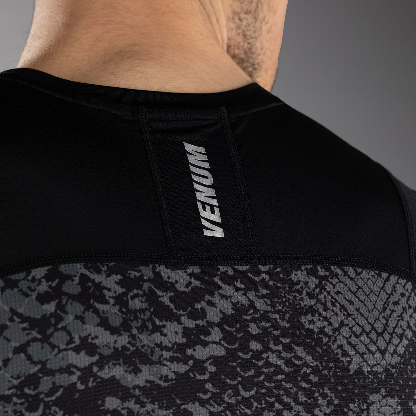 Venum G-Fit Scales 민소매 래쉬가드 – 블랙/차콜 그레이