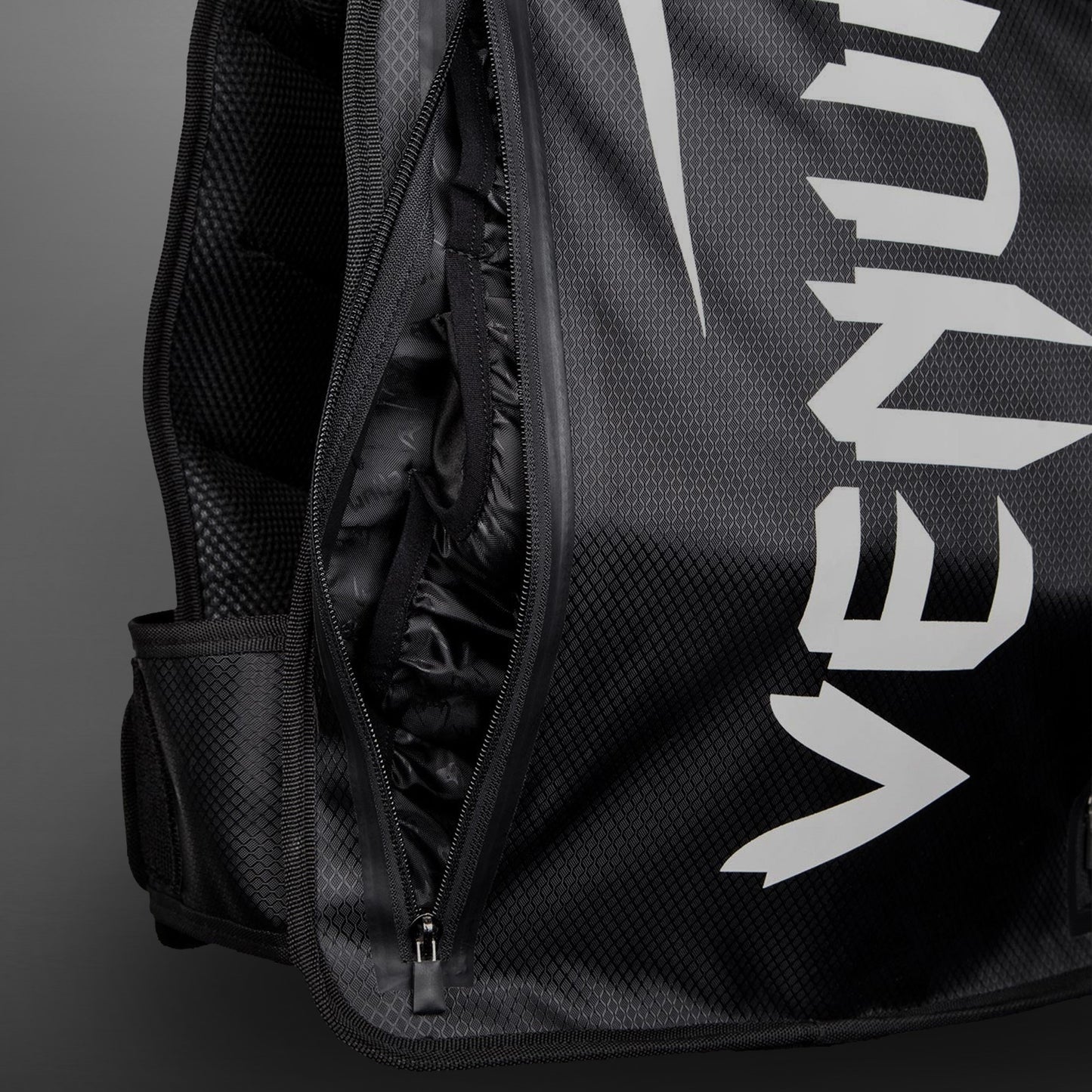Venum Elite 웨이트 베스트 – 블랙/화이트