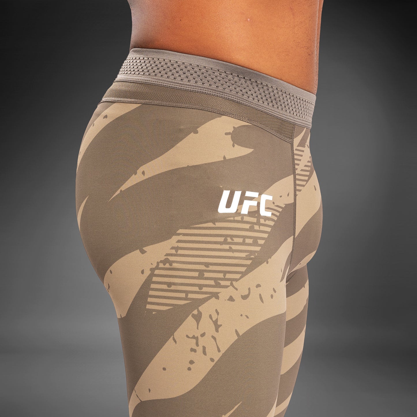 UFC Adrenaline by Venum Fight Week 퍼포먼스 남성용 타이츠 – 듄 카모