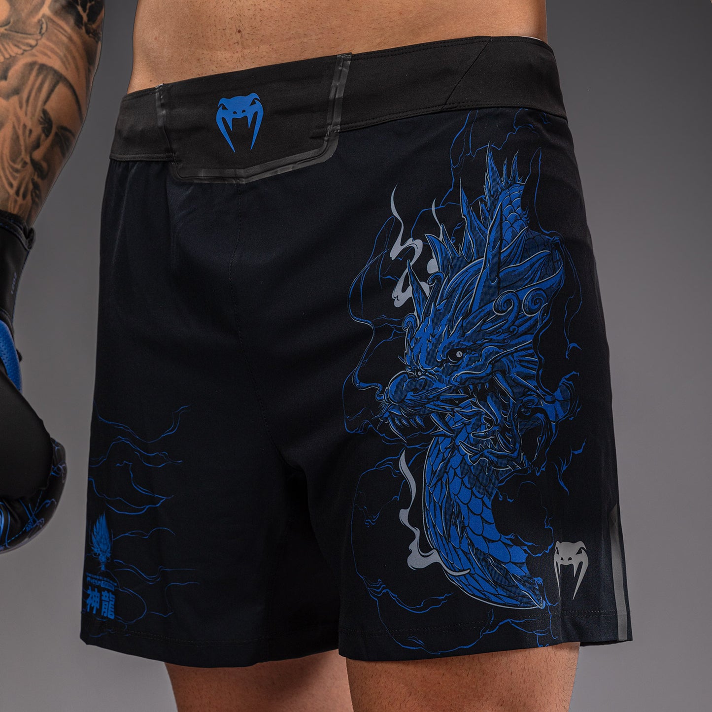 Venum Thunder Dragon 파이트 쇼츠 – 블랙/로열 블루