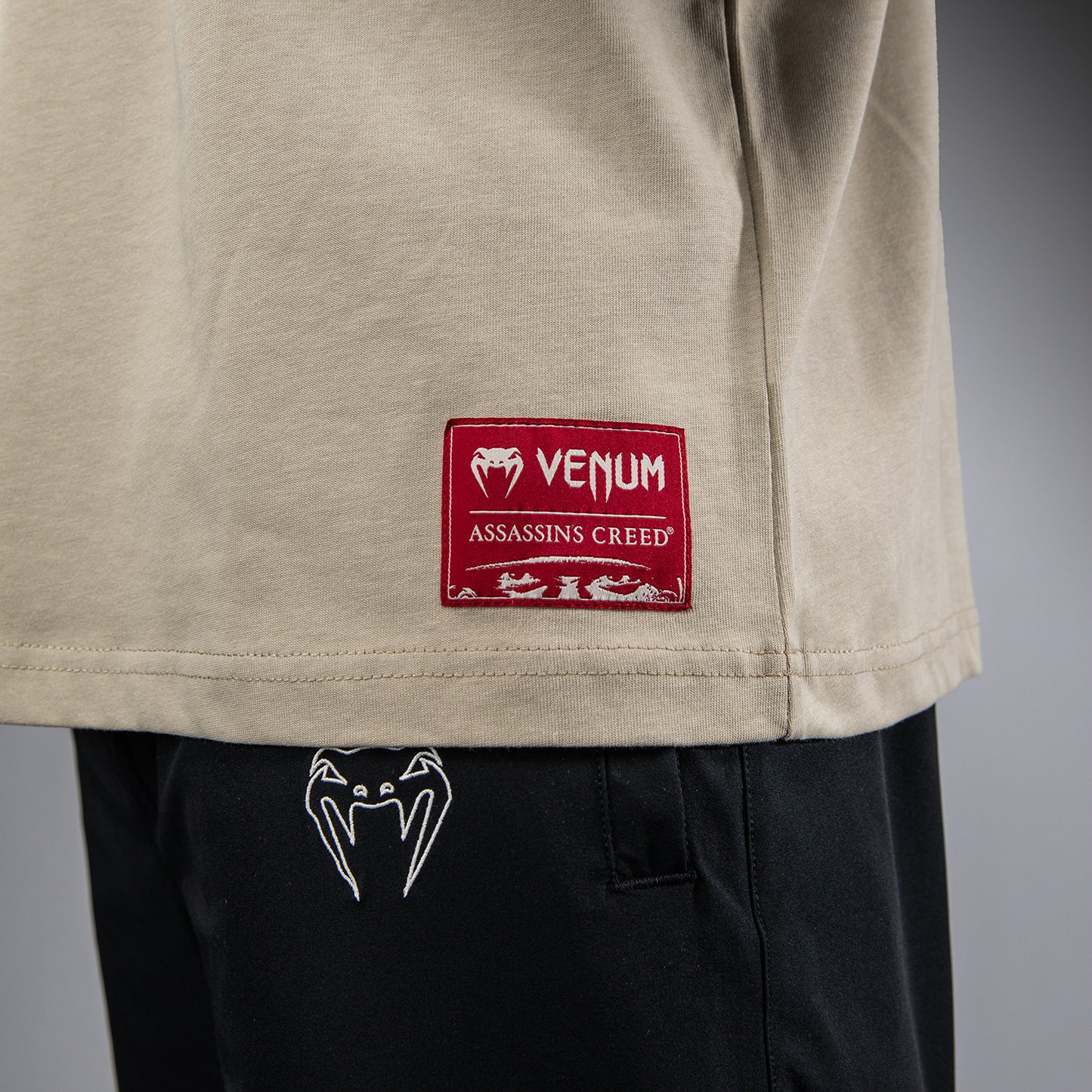 Venum x Assassin’s Creed Shadows 티셔츠 – 샌드