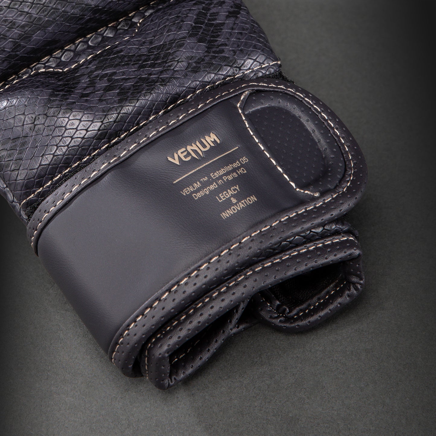 Venum Impact Evo Scales MMA 스파링 글러브 – 다크 퍼플