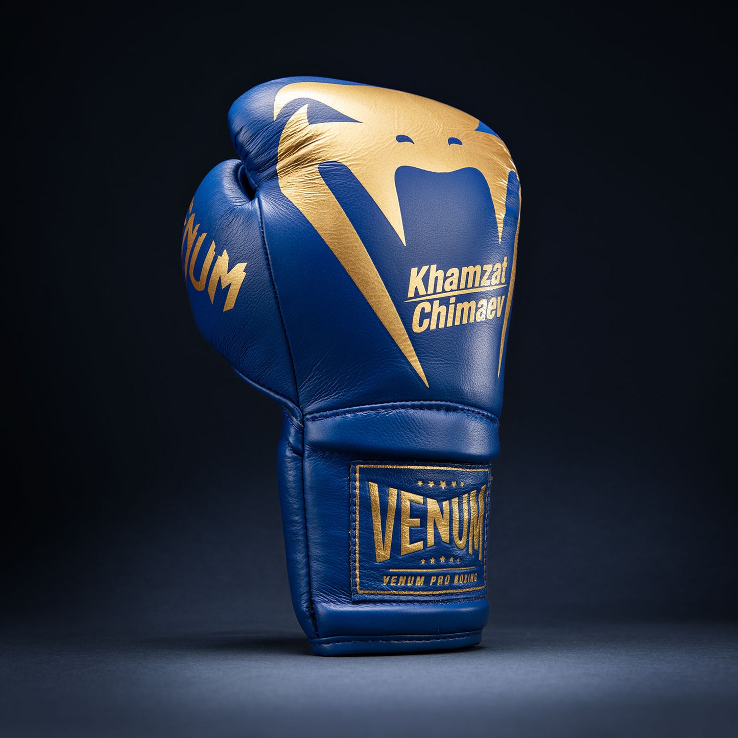 Venum Giant 2.0 Khamzat Chimaev Pro 복싱 글러브 – 블루–골드