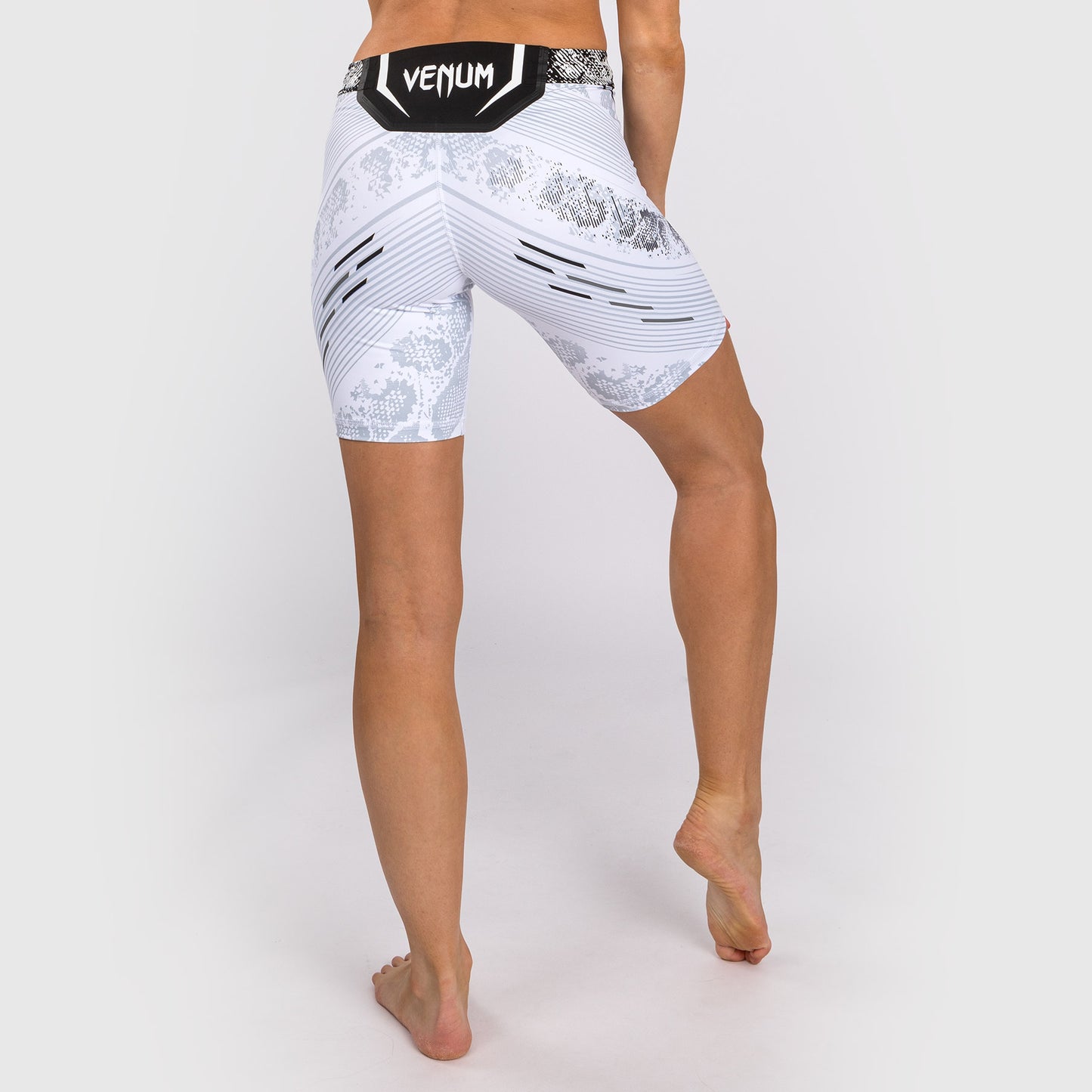 UFC Adrenaline by Venum 여성용 발리 투도 쇼츠 – 롱 핏 – 화이트
