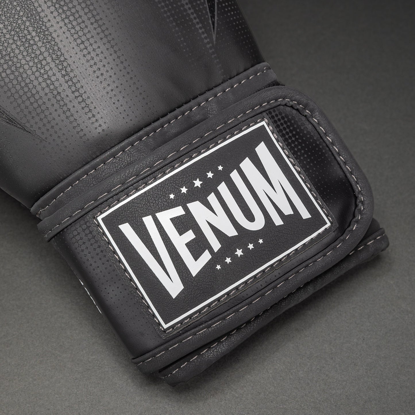 Venum Stealth 복싱 글러브 – 블랙/화이트
