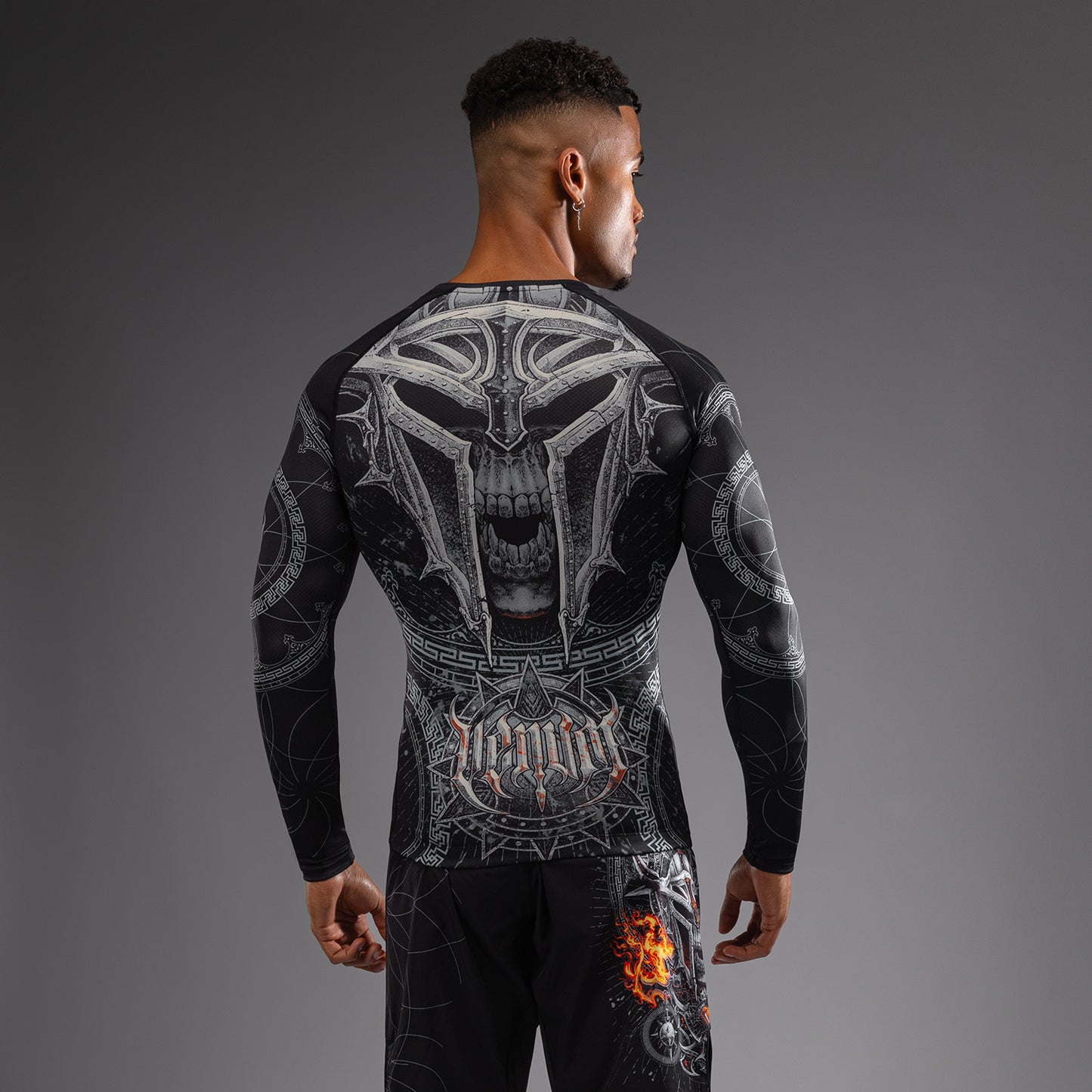 Venum Gladiator 5.0 남성용 긴팔 래쉬가드 – 블랙/실버