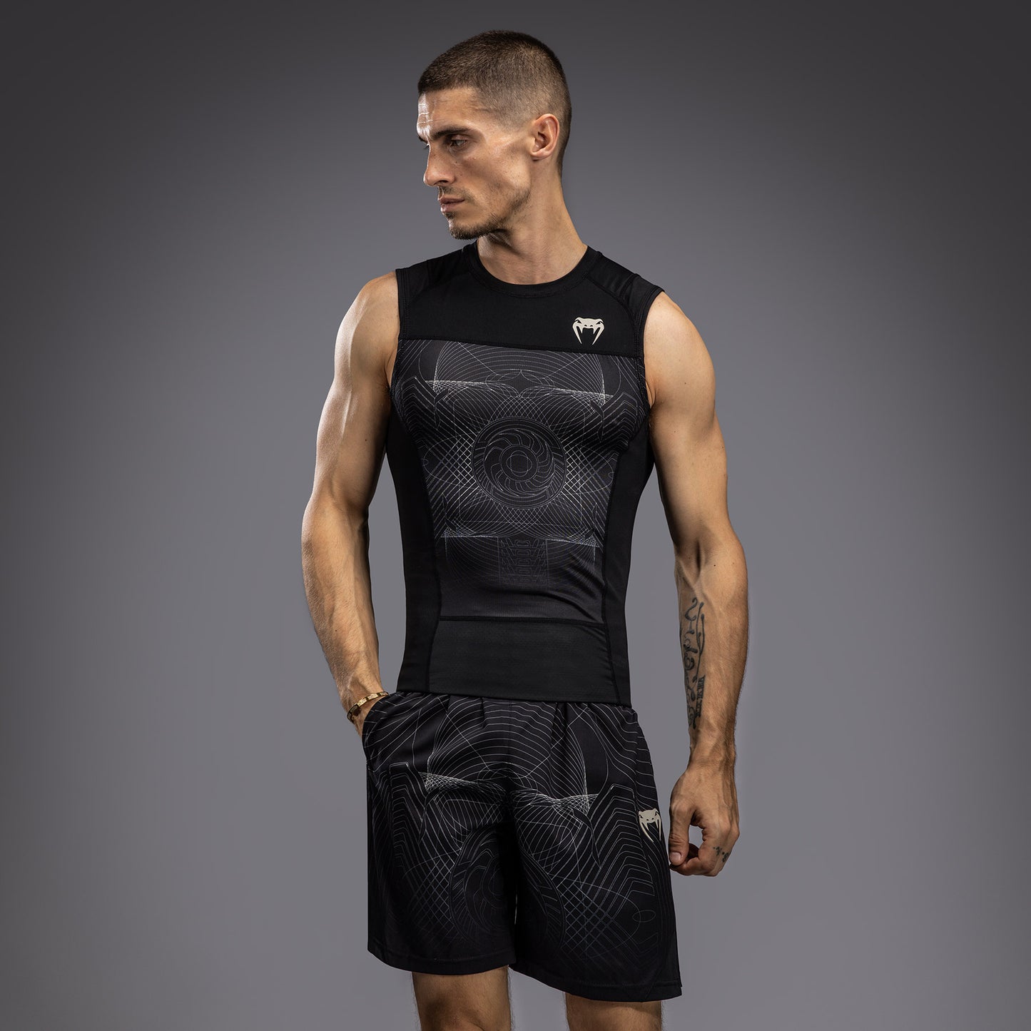 Venum G-Fit Air 남성용 민소매 래쉬가드 – 딥 블랙/데저트 샌드