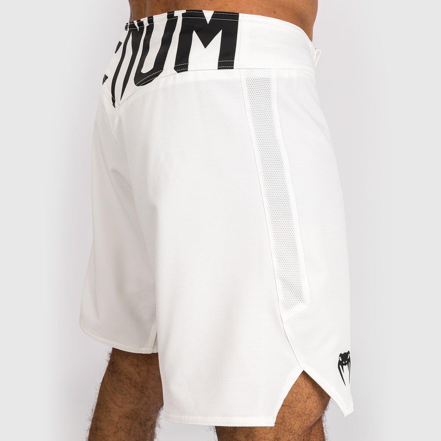Venum Light 5.0 파이트 쇼츠 – 화이트/블랙